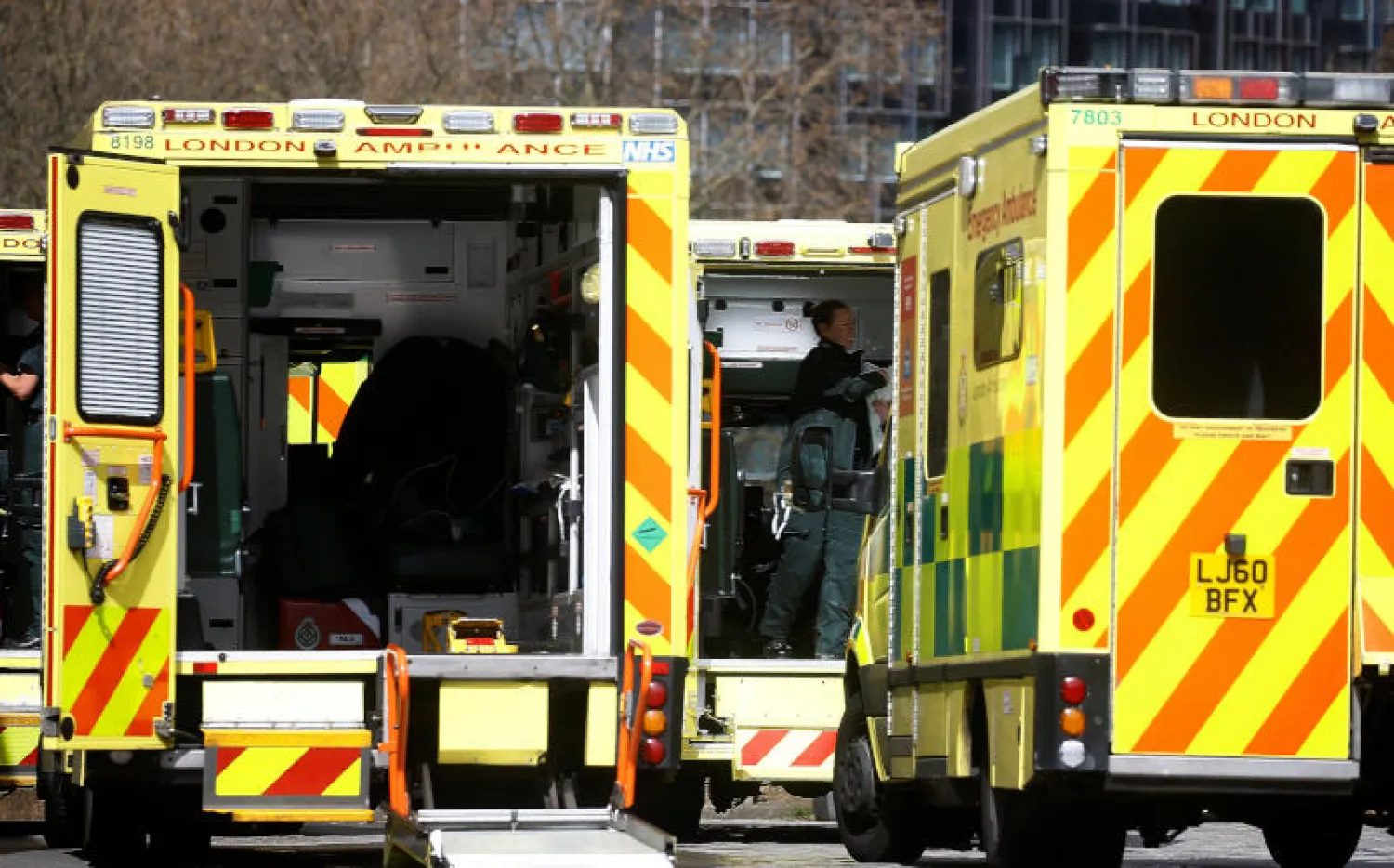 سيارات الإسعاف خارج إحدى مستشفيات لندن (رويترز)