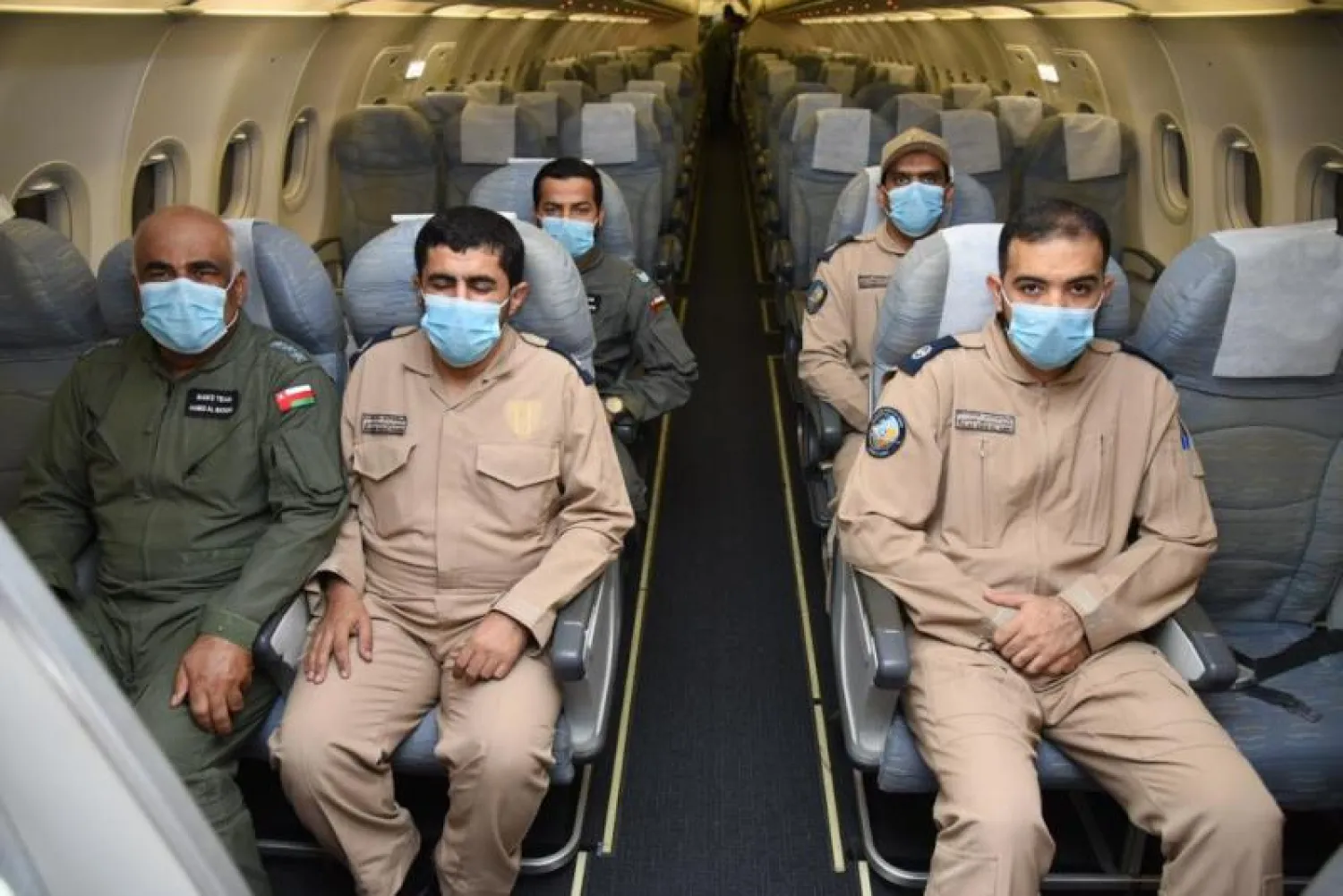 عدد من الكوادر الطبية المتخصصة من وزارة الصحة العمانية على متن الطائرة المتوجهة إلى الصين (وكالة الأنباء العمانية)
