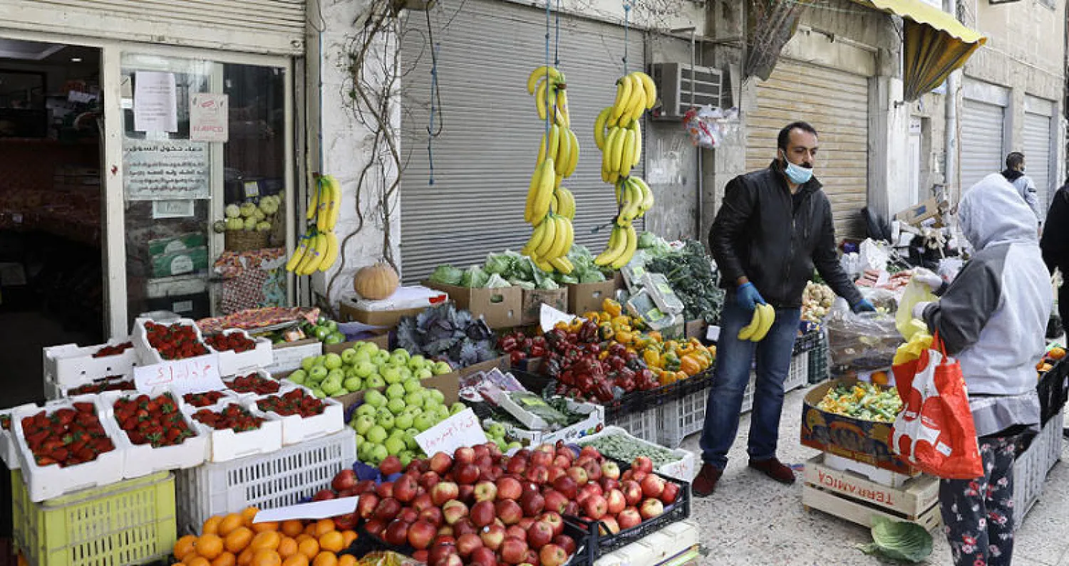 أردنيون يشترون المستلزمات من البقالات المجاورة لبيوتهم (إ.ب.أ)