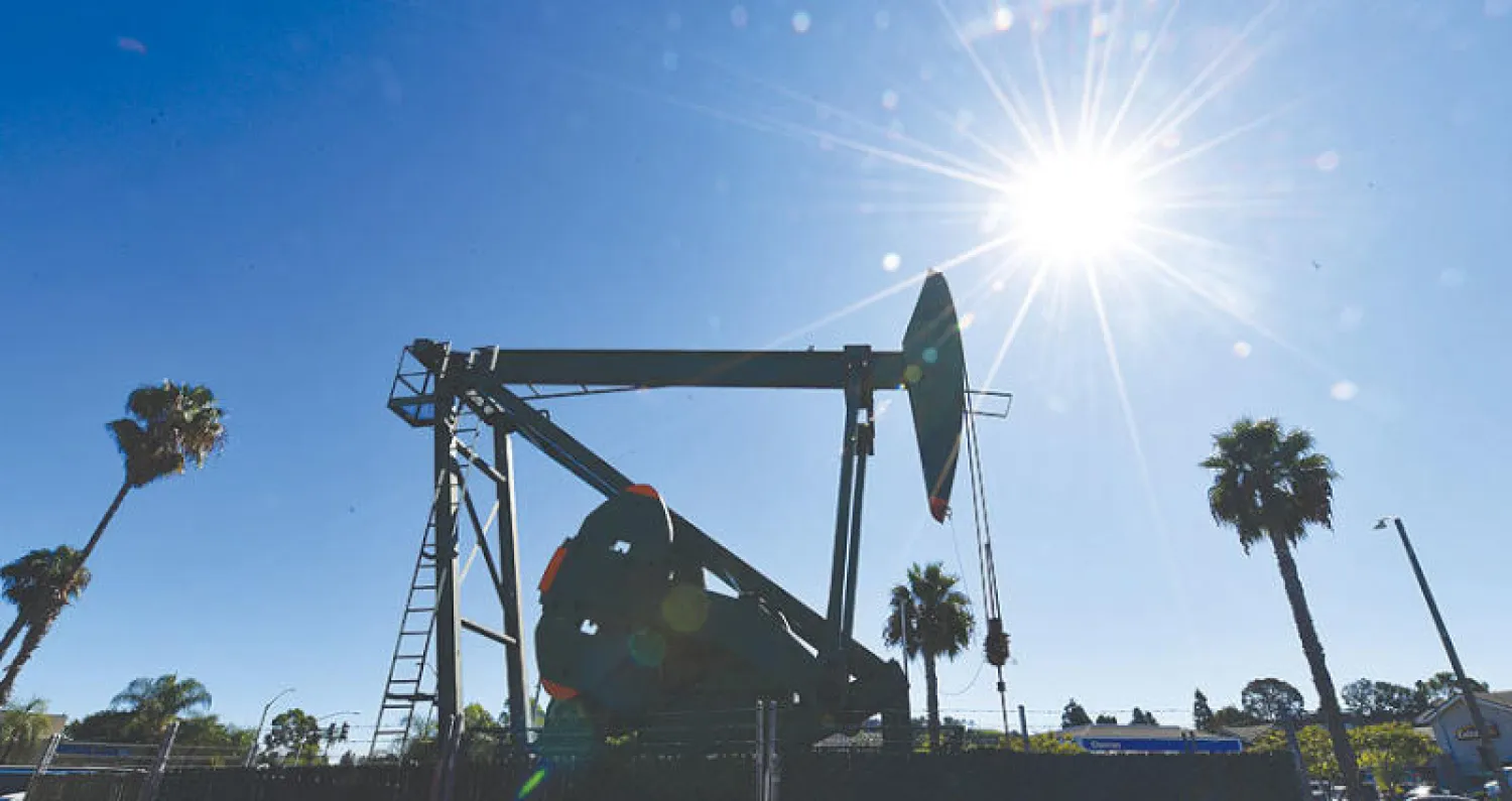 «كورونا» وما ترتب عليه من انخفاض لأسعار النفط سيقود لقطاع محروقات أقوى وأصغر حجماً (أ.ف.ب)