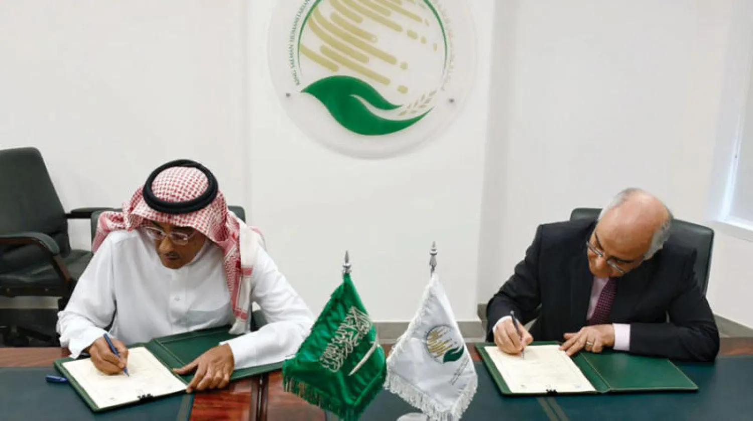 جانب من توقيع الاتفاقية أمس