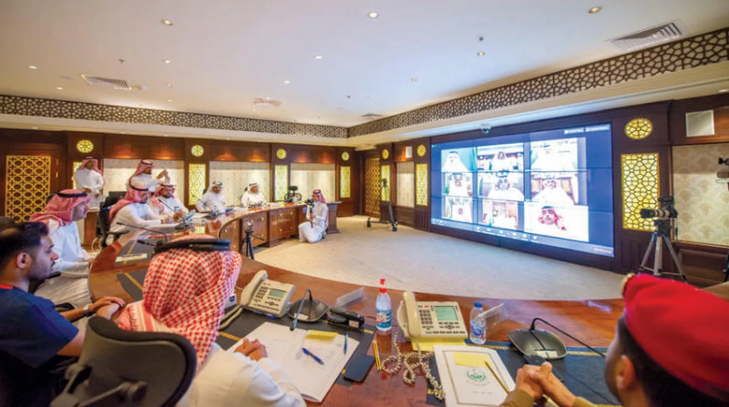 الأمير فيصل بن سلمان تفقد «مركز الأزمات والطوارئ» بإمارة المنطقة أمس