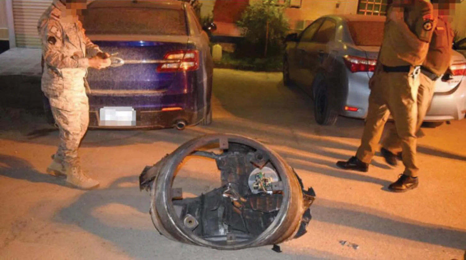 بقايا الصاروخ الباليستي الذي دمرته الدفاعات السعودية في سماء الرياض (الشرق الأوسط)