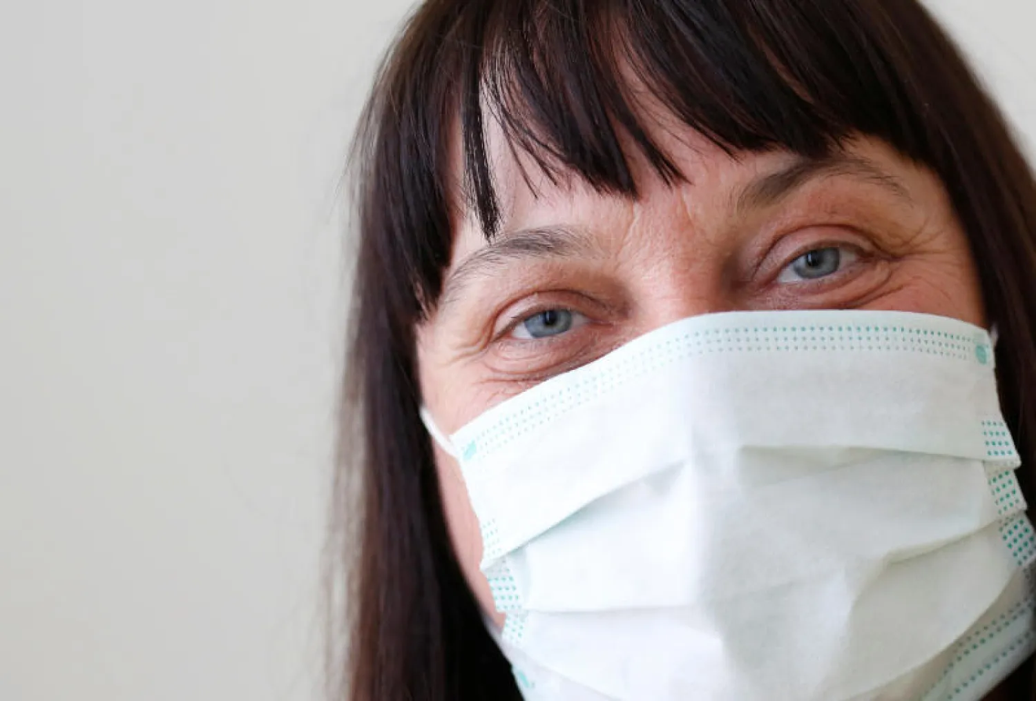 مواطنة من النمسا ترتدي قناعاً واقياً (رويترز)