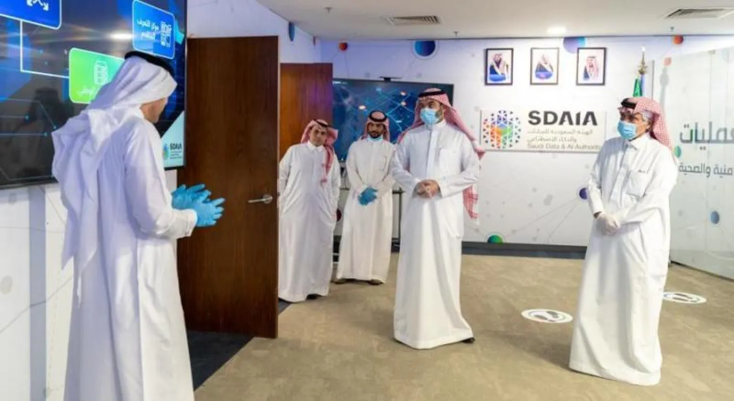 مسؤولون سعوديون خلال زيارتهم لمقر هيئة البيانات والذكاء الاصطناعي (الشرق الأوسط)