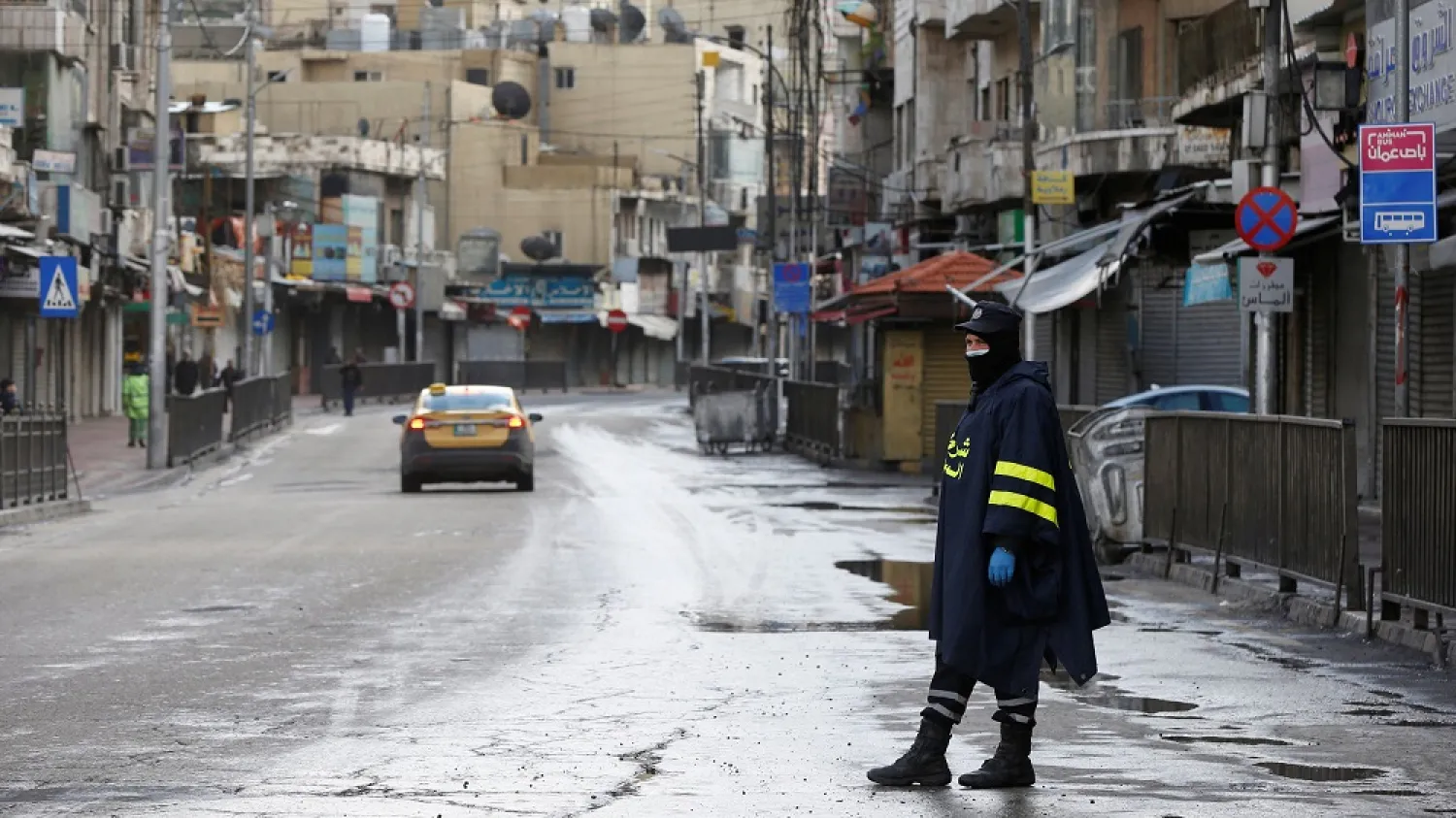 A traffic police officer wearing a protective facemask stands on the street as the country takes measures to fight the spread of the novel coronavirus, Amman, Jordan, March 18, 2020. (Reuters)
