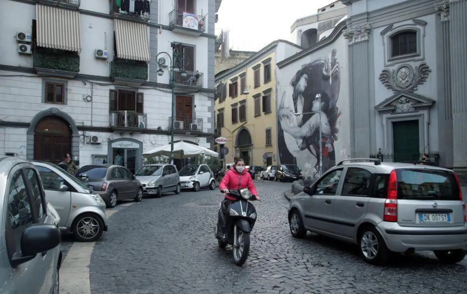 يضع كمامة للوقاية من «كورونا» في روما (رويترز)