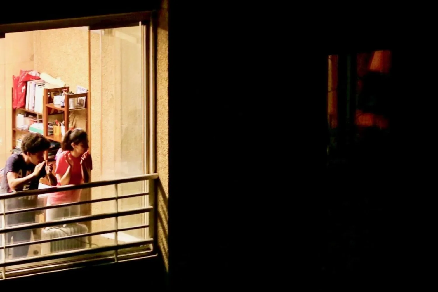 People take part in a mass round of applause to show their appreciation for the Lebanese nurses and frontline healthcare staff during the coronavirus (COVID-19) pandemic, in the Lebanese capital Beirut on March 29, 2020. (Photo by PATRICK BAZ / AFP)