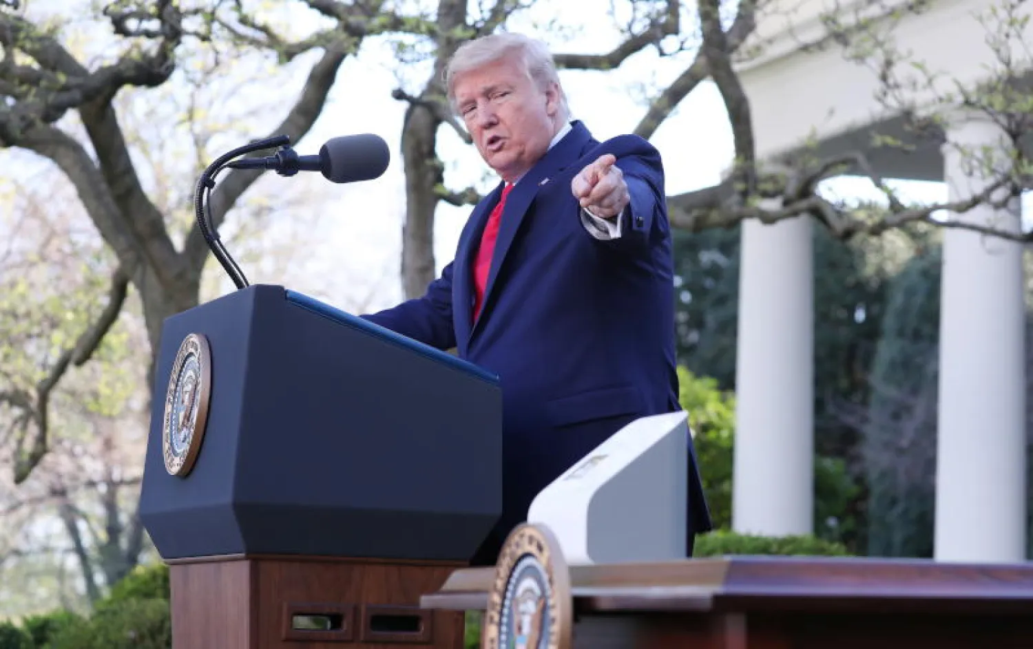 الرئيس الأميركي دونالد ترمب يشير إلى جهاز الفحص (إ.ب.أ)