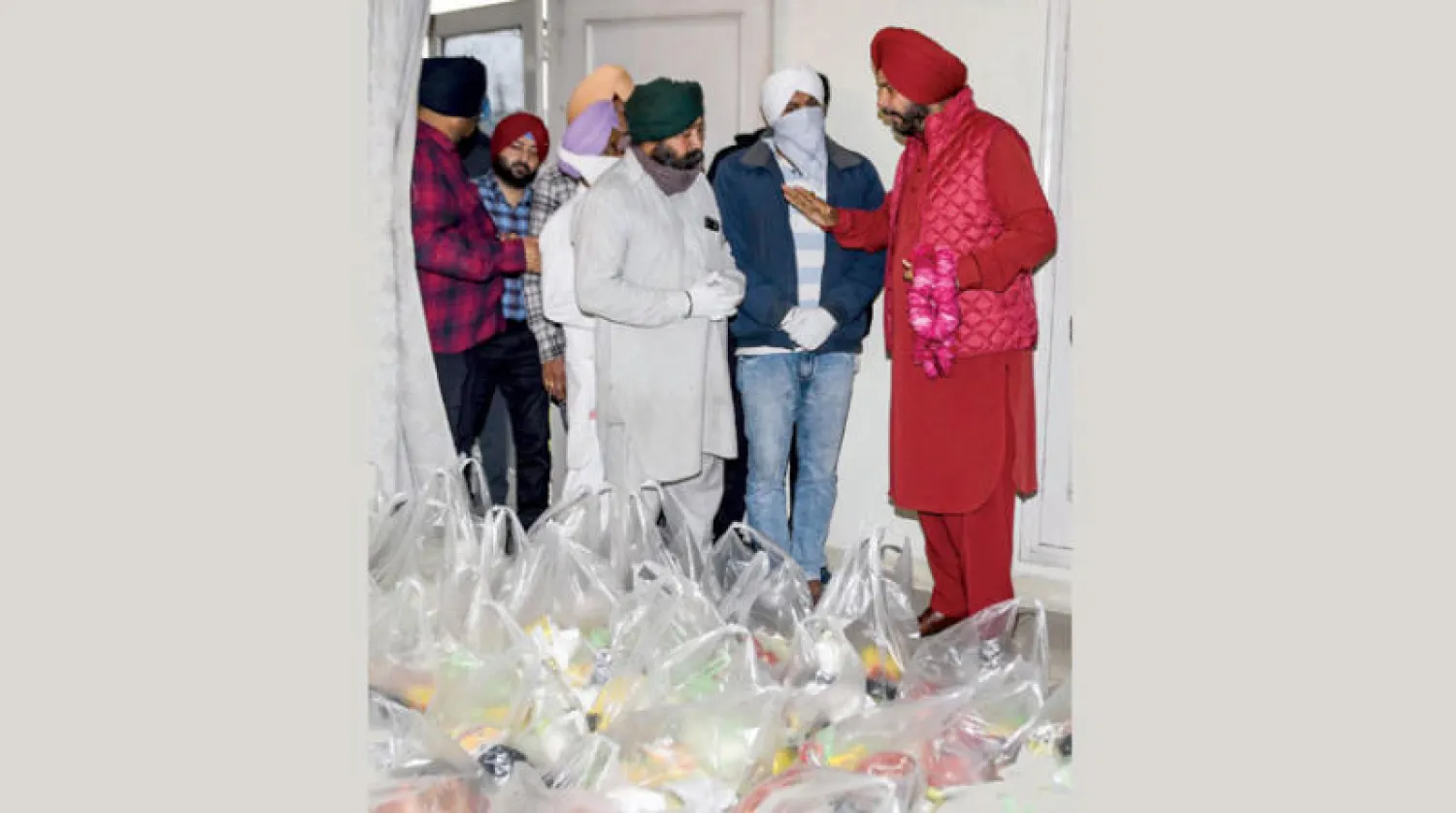 مساعدات لسكان البنجاب خلال حظر التجول (أ.ف.ب)