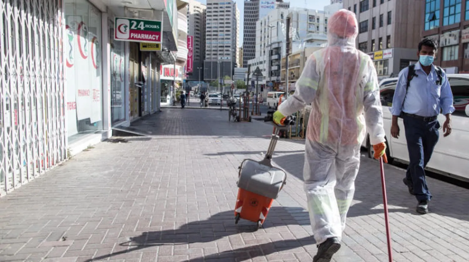 حملة تعقيم في شوارع دبي (إ.ب.أ)
فقراء في تونس كسروا قرار الحظر طلباً للمعونات (أ.ف.ب)
تردي الأوضاع المعيشية يقلق اللبنانيين (أ.ف.ب)