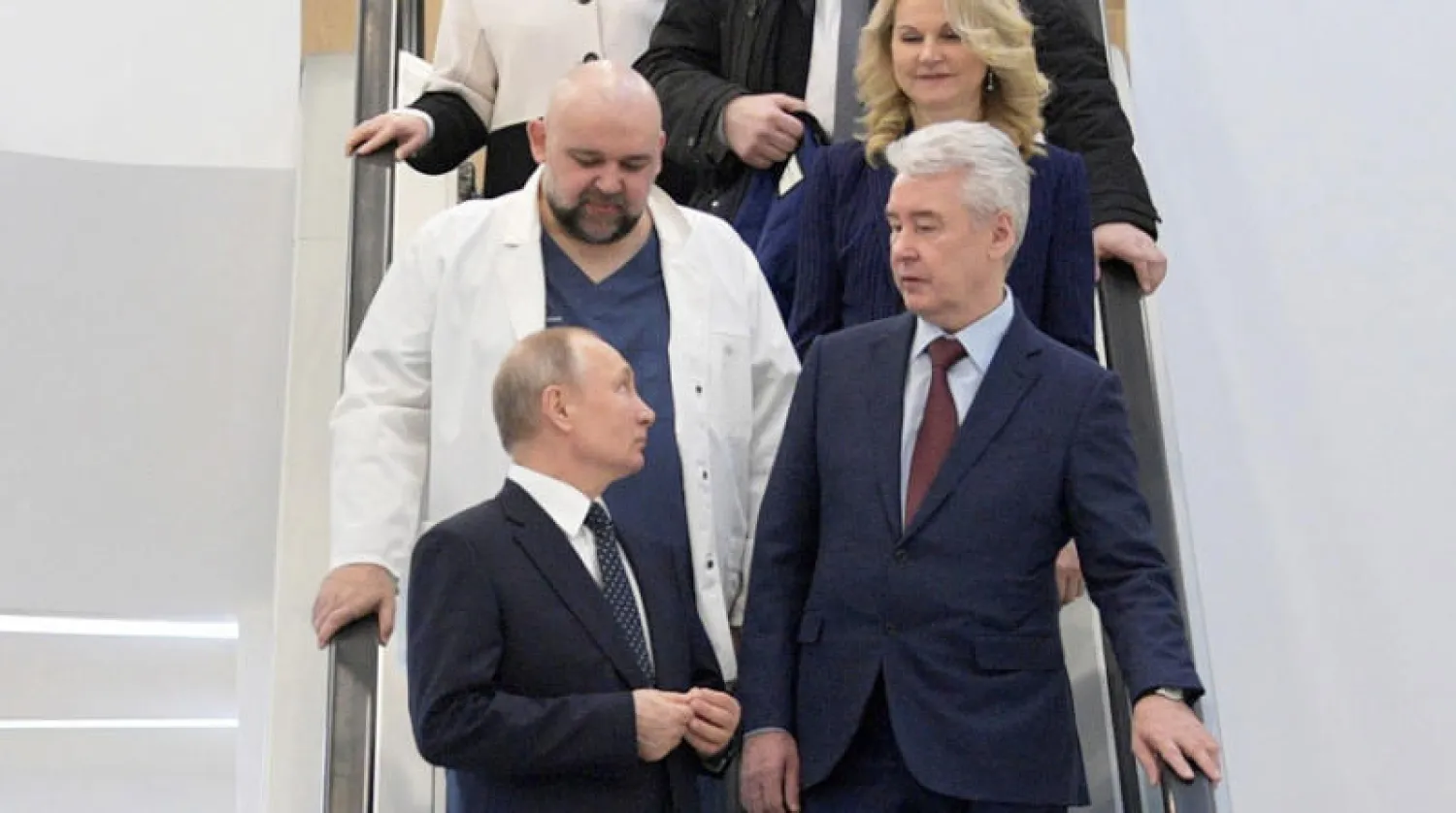 بوتين متحدثاً إلى الطبيب الذي أعلنت إصابته بـ«كورونا» (رويترز)