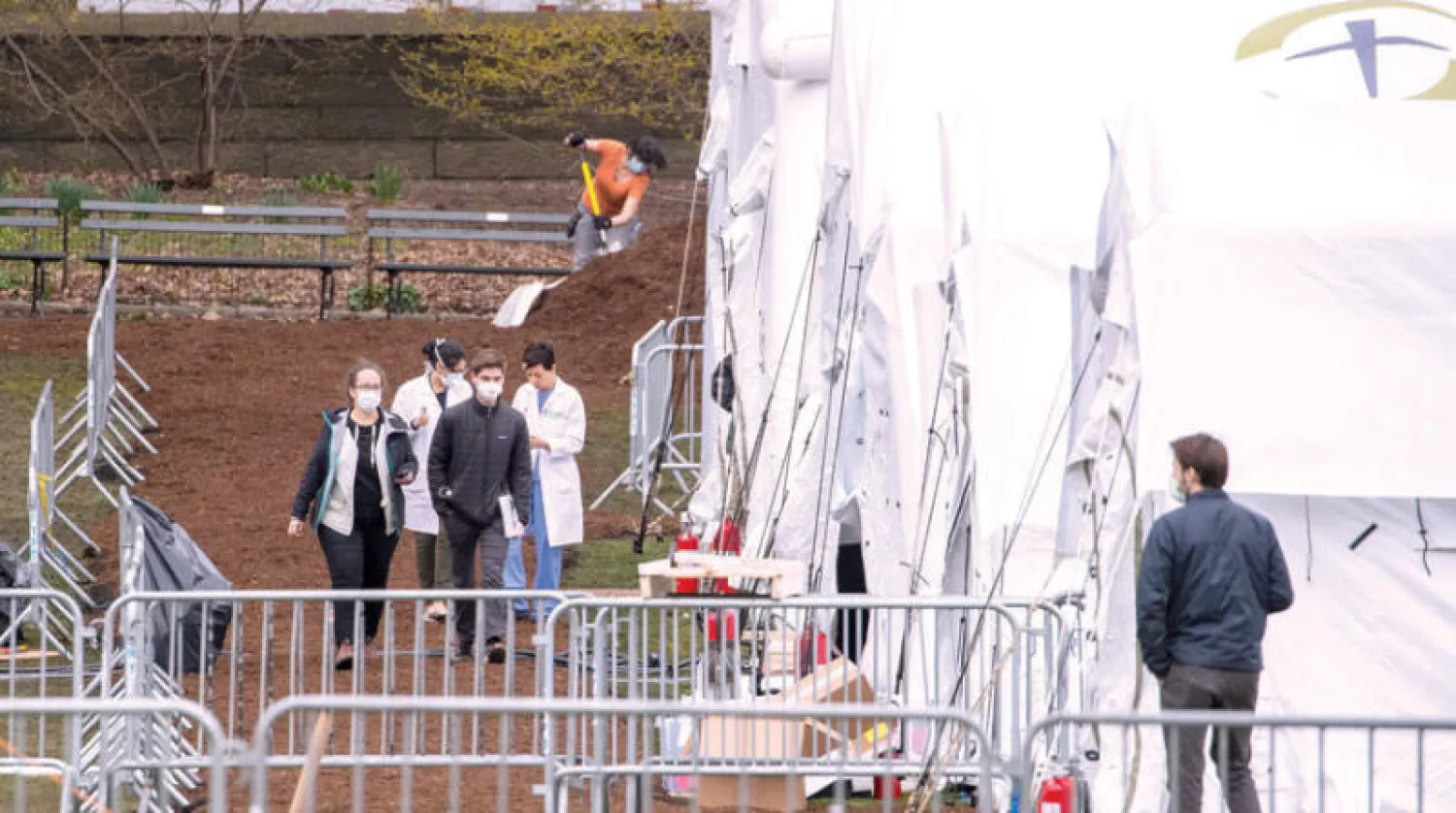 استعدادات لإنشاء مستشفى ميداني مخصص لعلاج المصابين بوباء {كورونا} في «سنترال بارك» بنيويورك أمس (أ.ب)