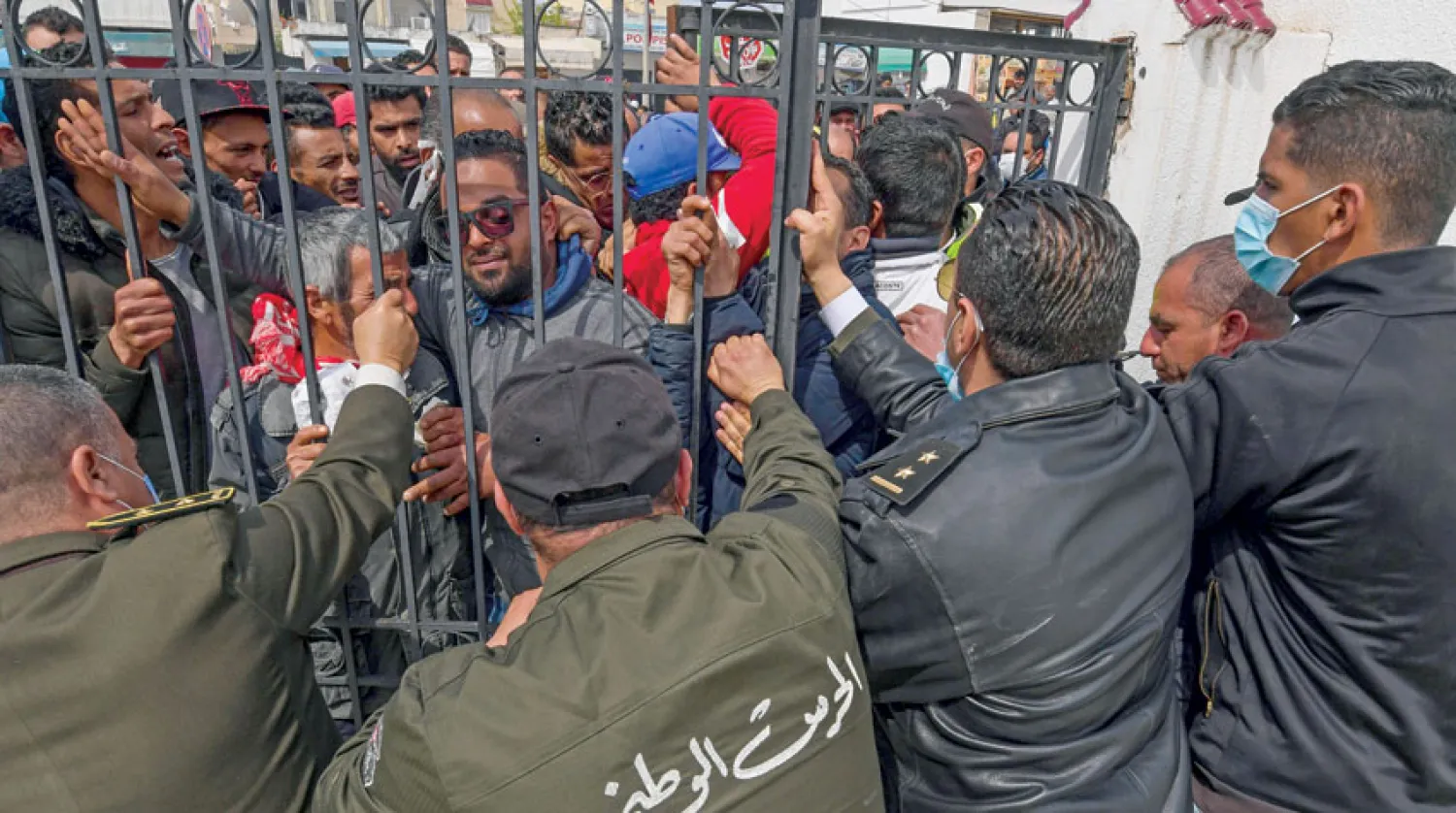 فقراء في تونس كسروا قرار الحظر طلباً للمعونات (أ.ف.ب)