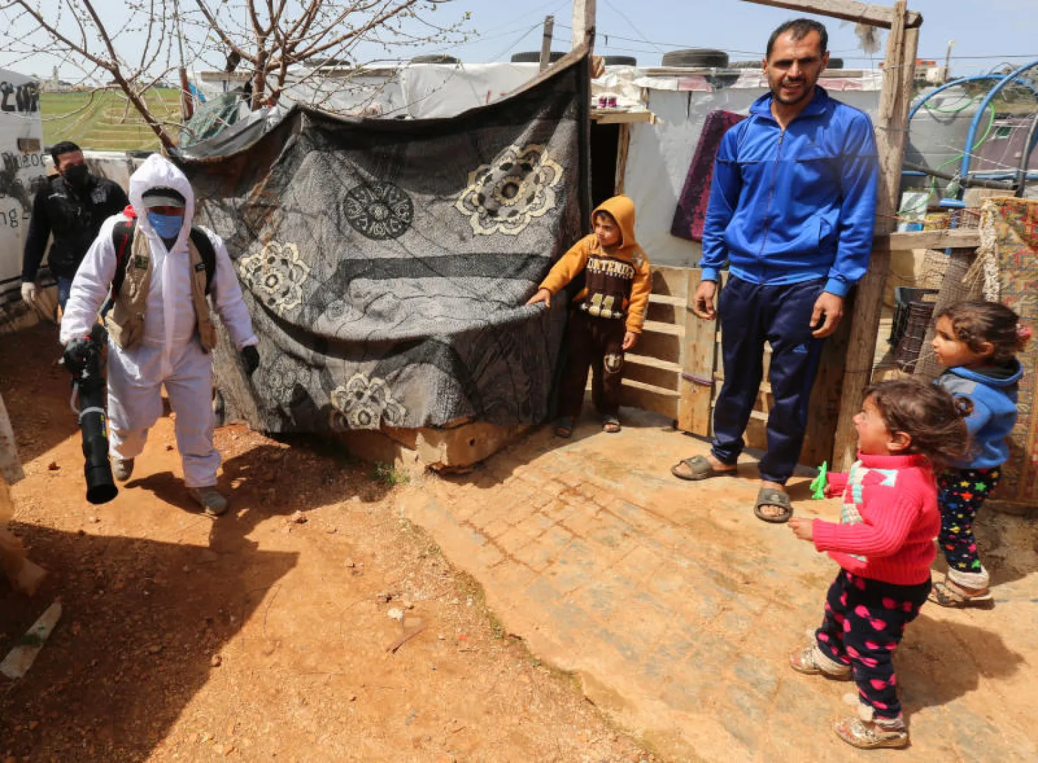 تطهير مخيم للاجئين السوريين في لبنان (رويترز)