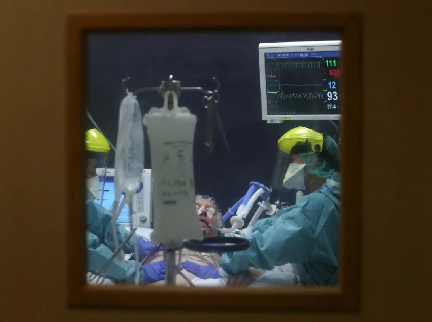 أطباء يحاولون إسعاف أحد المرضى بمستشفى في بروكسل (رويترز)