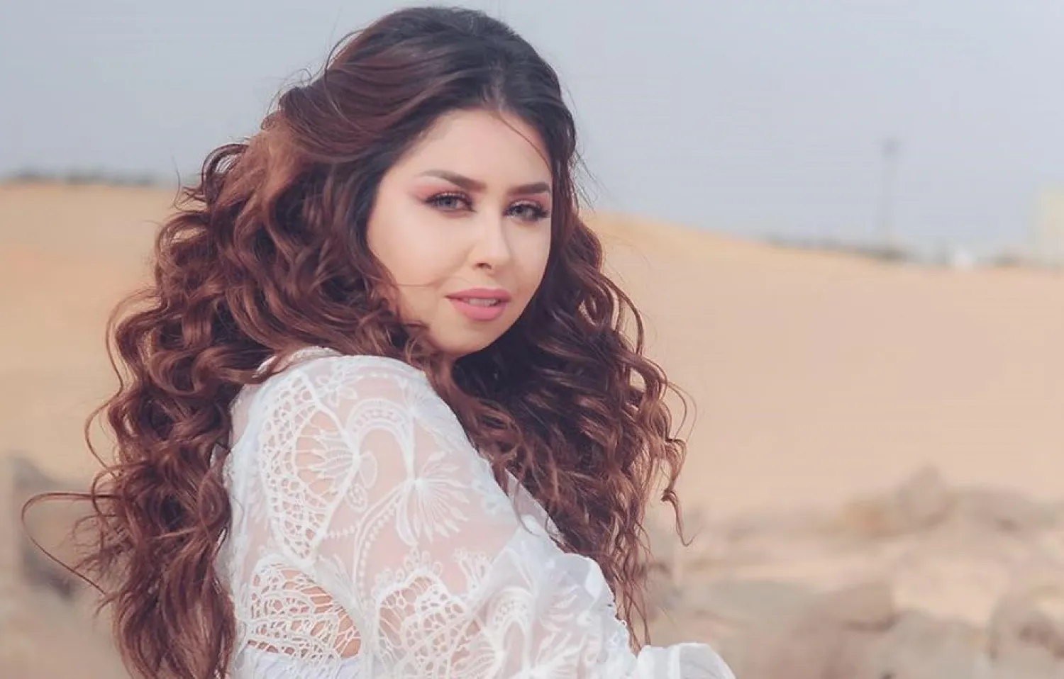 الصورة من صفحة المطربة إيناس عز الدين على «فيسبوك»