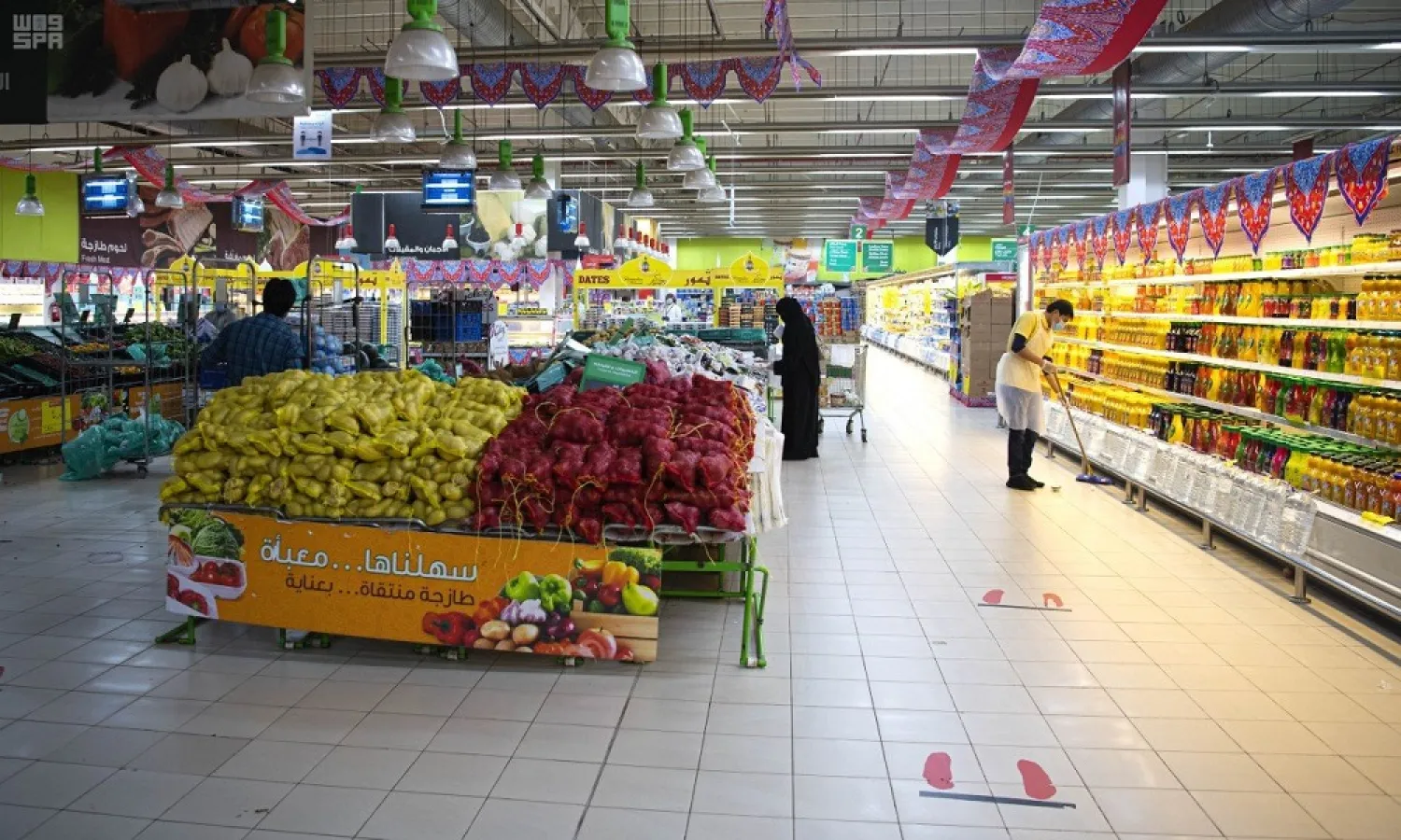 People shop at a supermarket in Saudi Arabia. (SPA)
