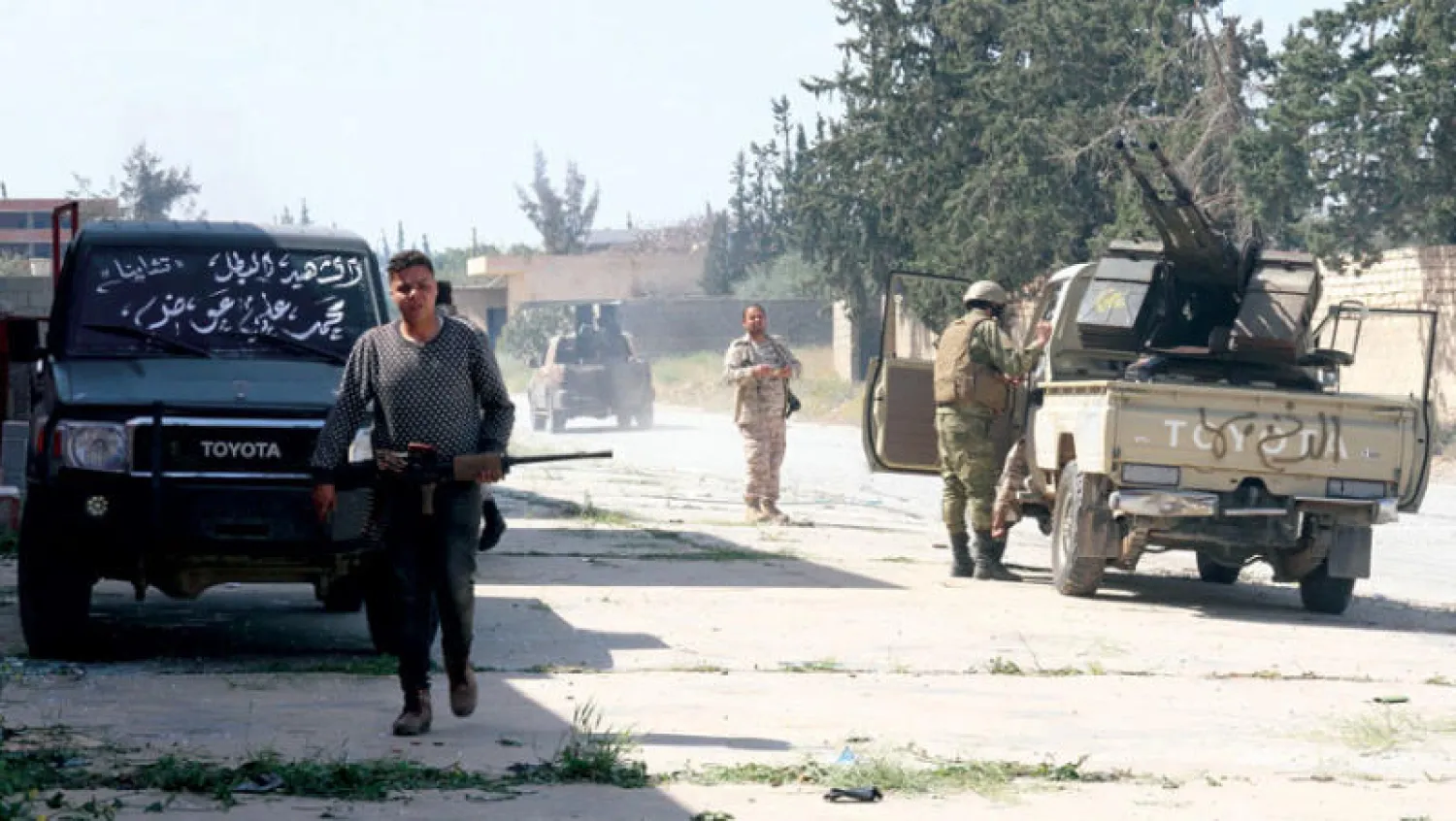 عناصر من الميليشيات الموالية لحكومة «الوفاق» تقوم بدورية تفتيش في جنوب طرابلس (أ.ف.ب)