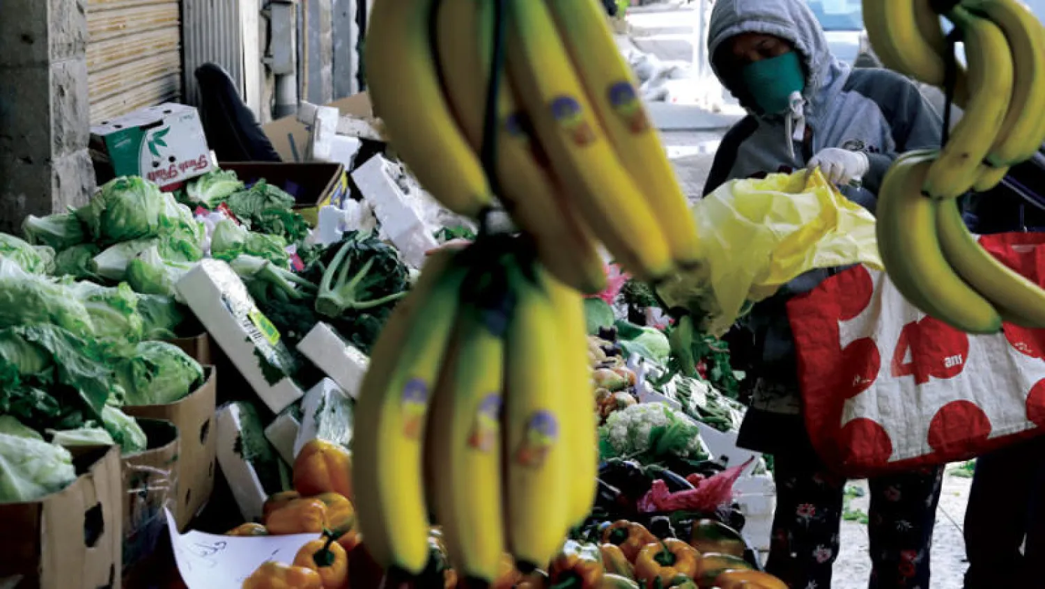 شرائح واسعة من العمّال الأردنيين تفقد دخلها نتيجة حظر التجول الذي يدخل يومه الحادي عشر (إ.ب.أ)