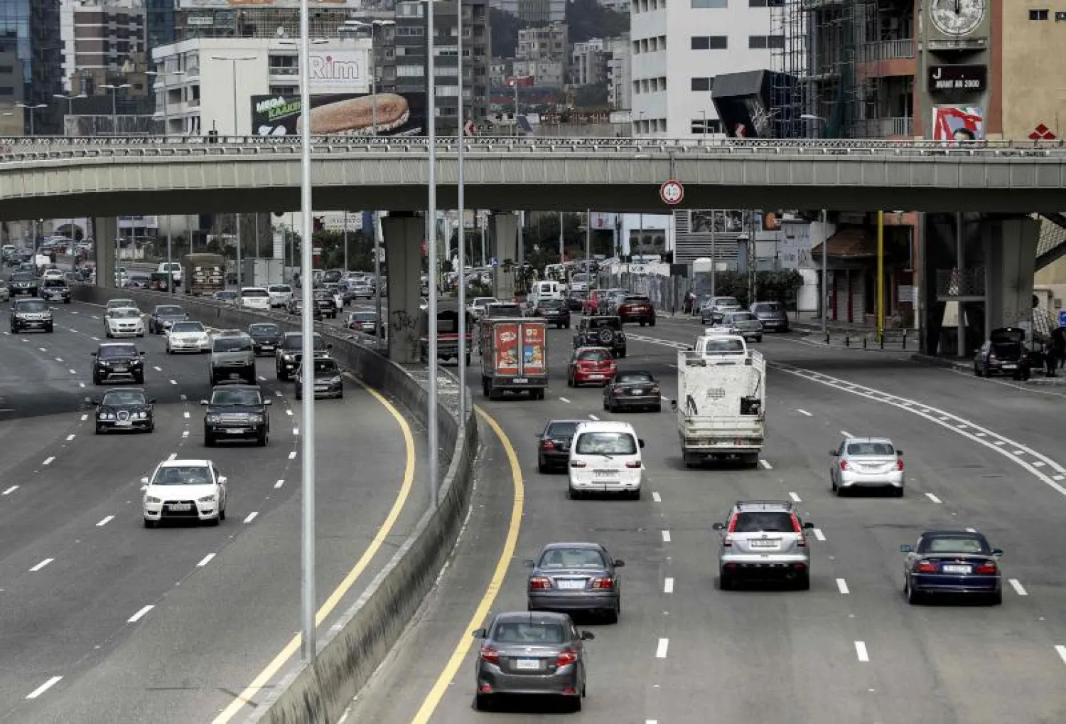 صورة عامة للطريق الرئيسي بين بيروت وطرابلس (أ.ف.ب)