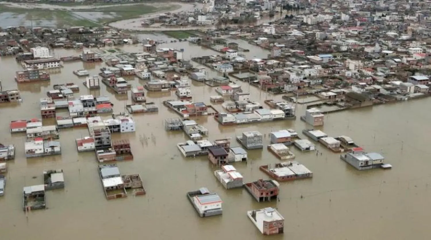 مشهد من منازل غارقة جراء فيضانات بطهران العام الماضي- أرشيف (رويترز)