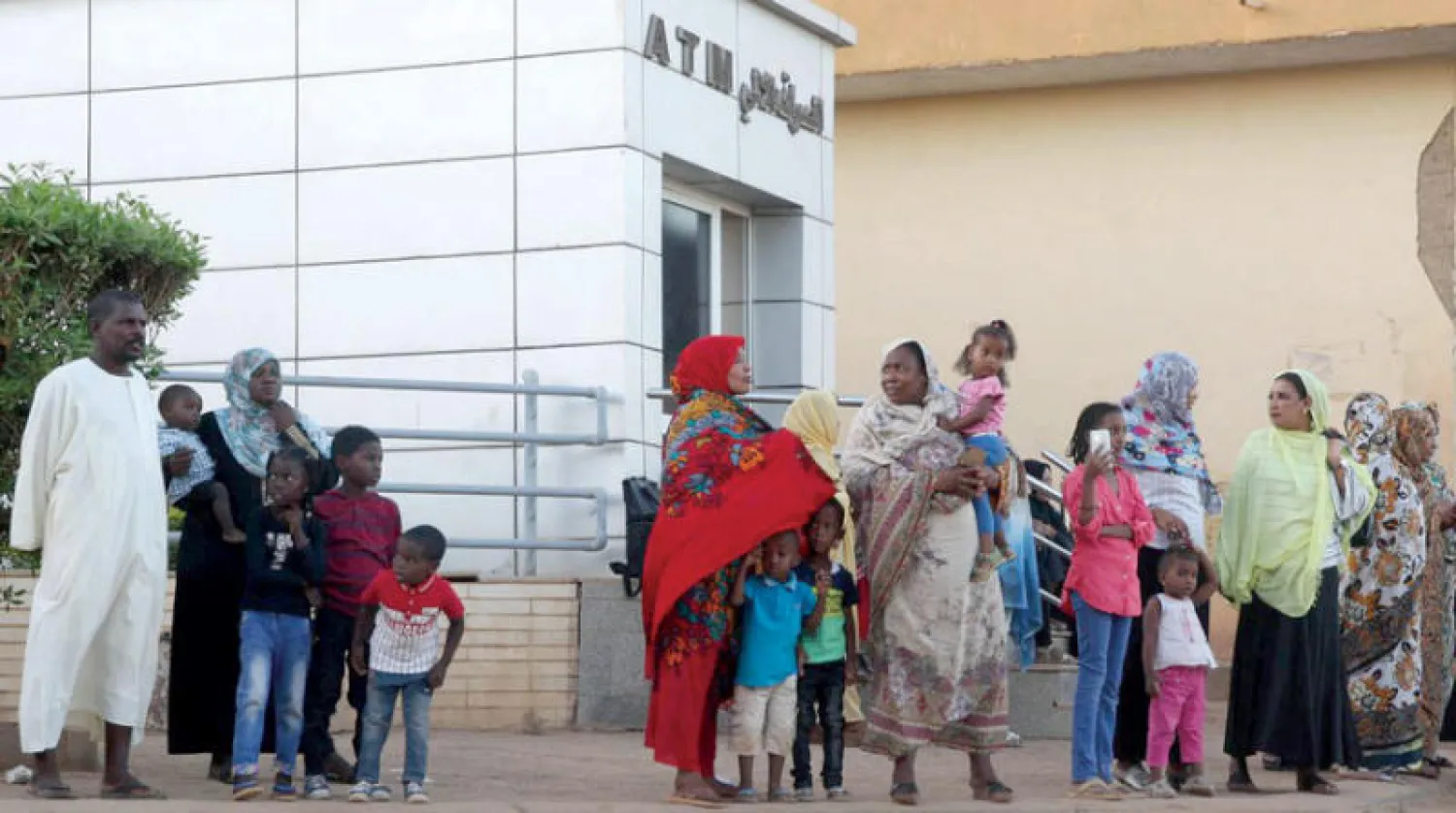 ينعكس تدهور الجنيه السوداني مقابل الدولار في ارتفاع عنيف لأسعار السلع الأساسية والضرورية (رويترز)