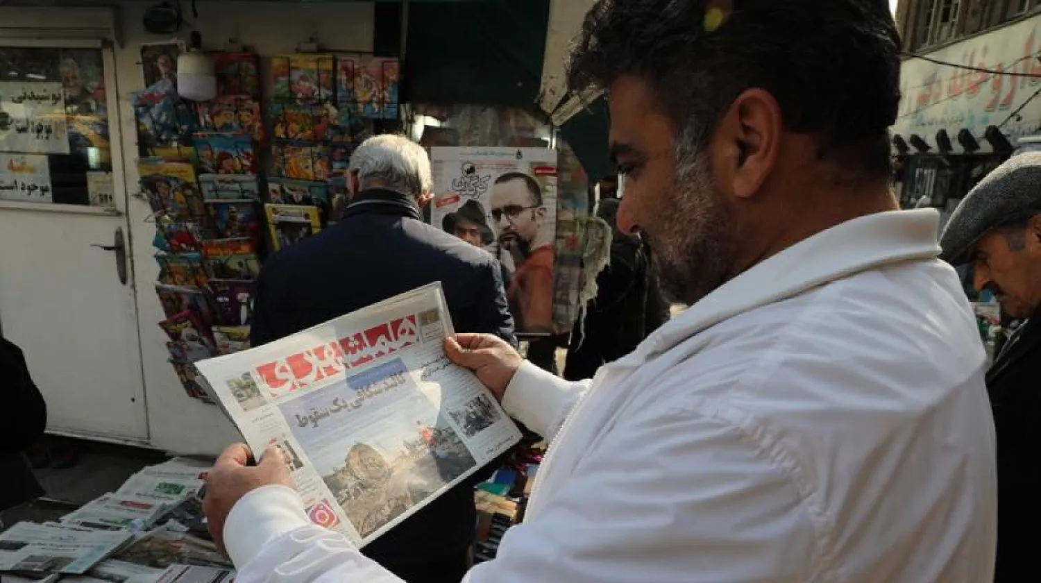 إيراني يطالع إحدي الصحف في طهران (أرشيفية - أ.ف.ب)