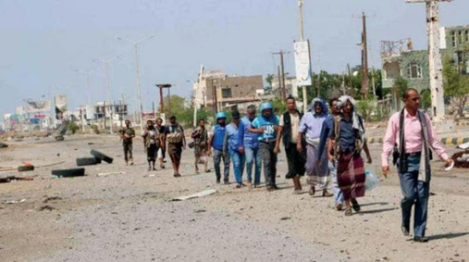 ضباط الارتباط الممثلون للحكومة والحوثيين رفقة الجنرال غوها لدى سيرهم تجاه إحدى نقاط تثبيت الهدنة في الحديدة أكتوبر الماضي (الشرق الأوسط)