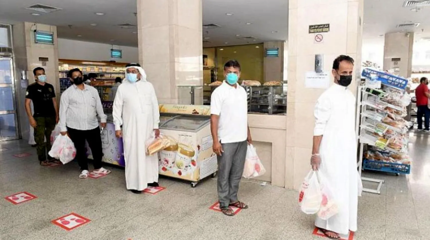 إجراءات احترازية اتخذها السكان في التسوق للحماية من فيروس «كورونا»... (واس)