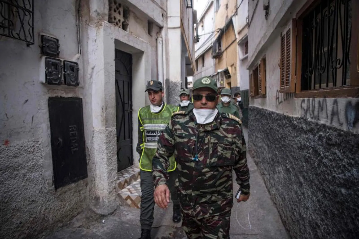 جندي مغربي مشارك في عمليات الحظر (أ.ف.ب)