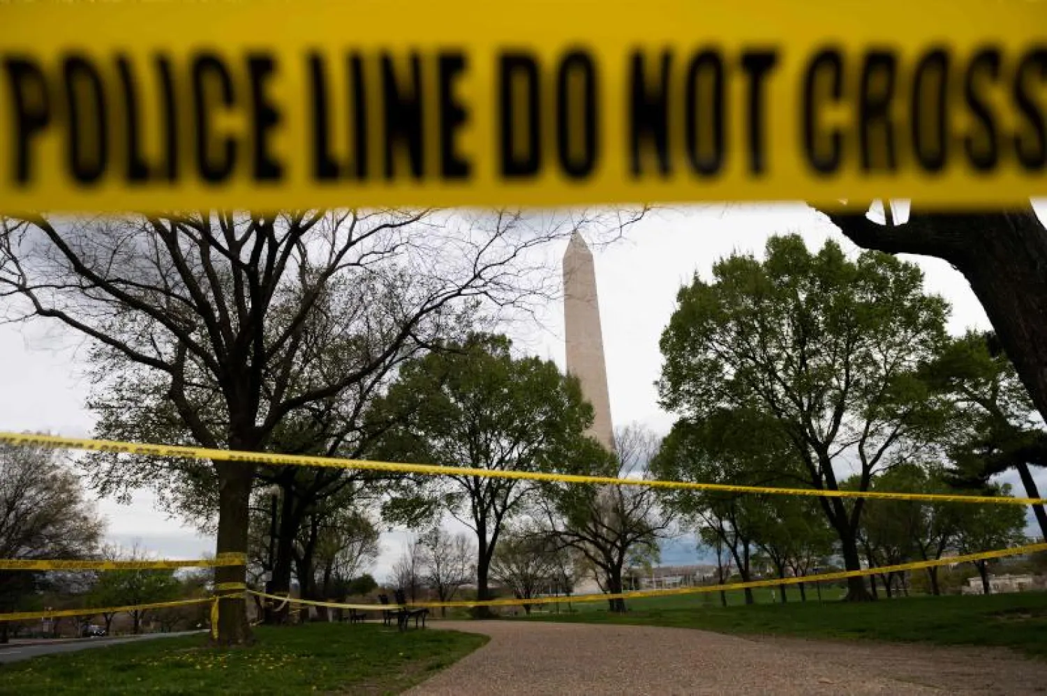 شريط الشرطة يحجب مساراً يؤدي إلى نصب واشنطن التذكاري (أ.ف.ب)