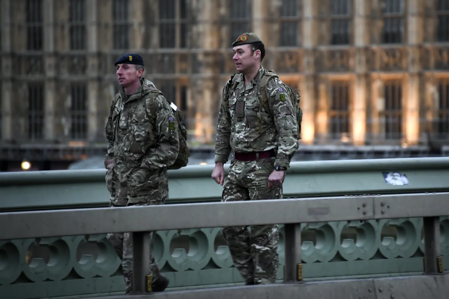 عناصر من الجيش البريطاني يسيرون فوق جسر ويستمينستر (أ.ب)