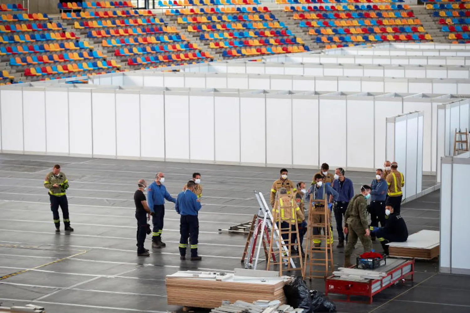 ينقلون مريضاً بـ«كورونا» إلى أحد مستشفيات بروكلين في نيويورك (أ.ف.ب)