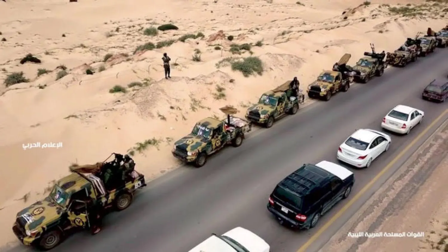 صورة وزعها الجيش الوطني الليبي لتعزيزات لقواته التي تخوض معارك ضد حكومة {الوفاق} في طرابلس (أ.ف.ب)