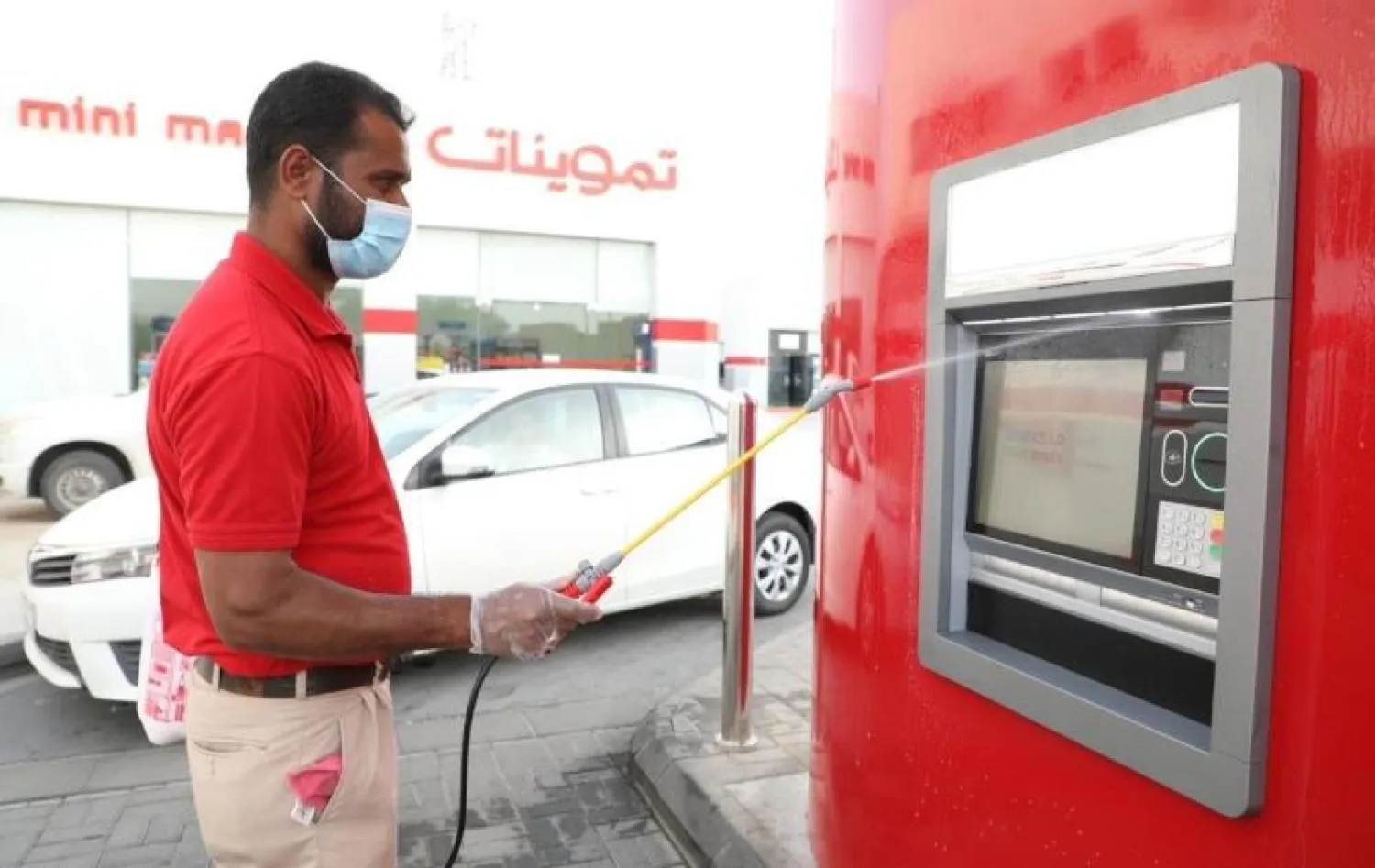 تعقيم جهاز صراف آلي في الرياض للحد من انتشار فيروس كورونا (واس)
