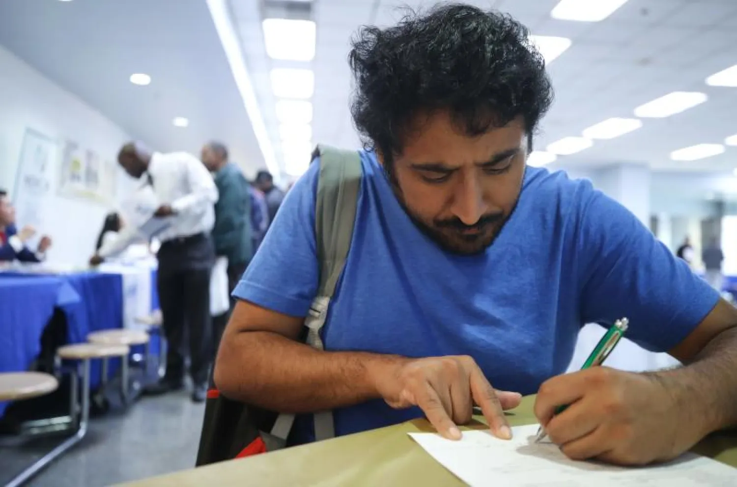 يملأ طلب الحصول على وظيفة في لوس أنجليس (أ.ف.ب)