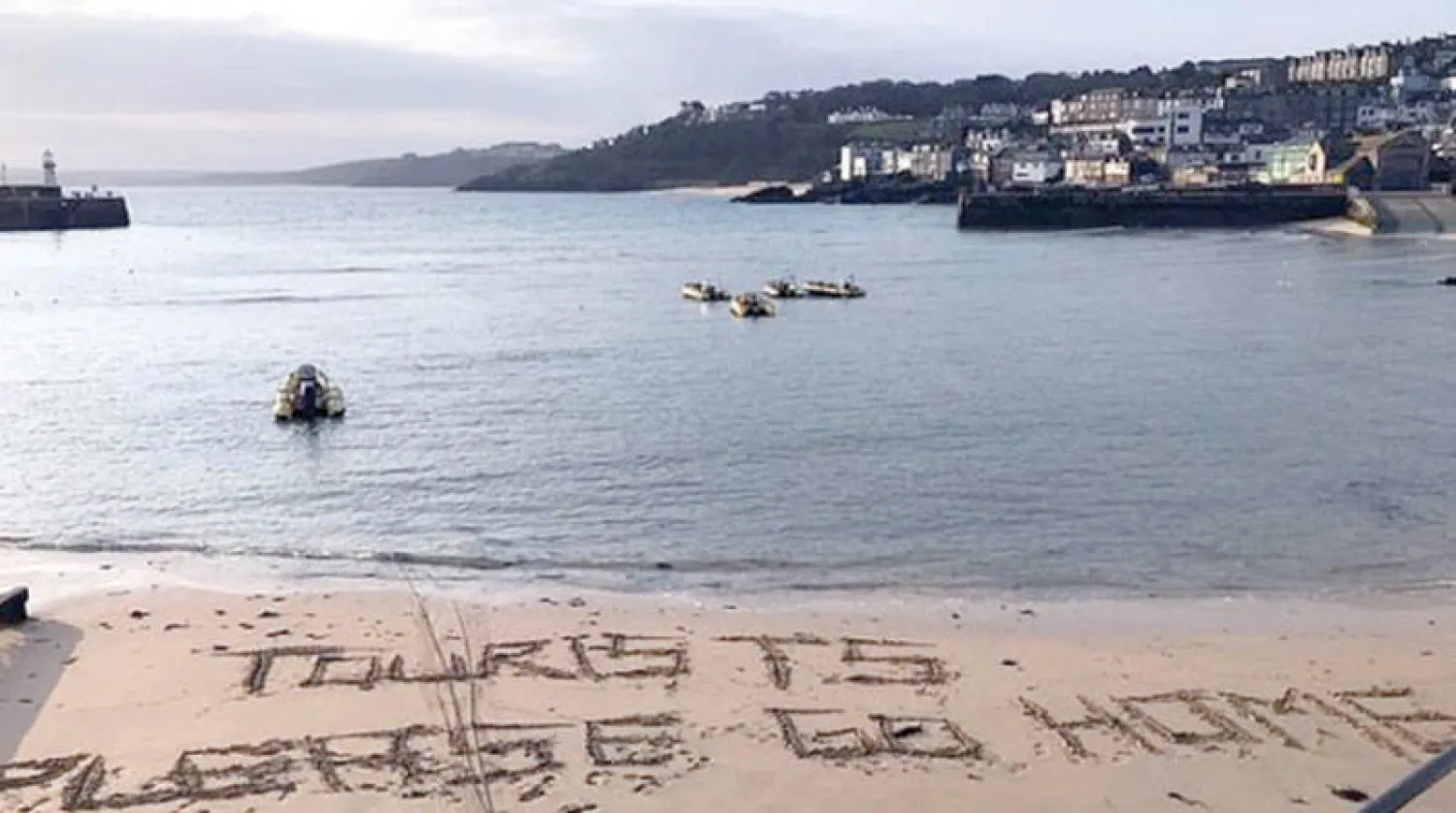 عبارات تطالب أهالي العاصمة بالعودة إلى ديارهم