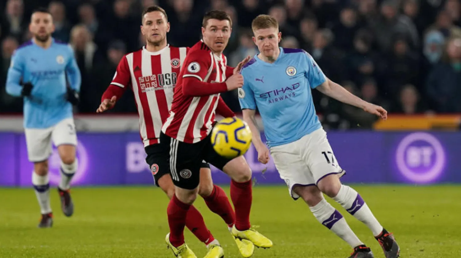 دي بروين في طريقه لهز شباك شيفيلد ونزداي في الدوري الإنجليزي (رويترز)