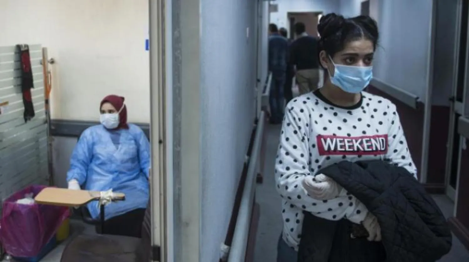 سيدة تنتظر إجراء تحليل «كورونا» في القاهرة (أرشيفية - إ.ب.أ)