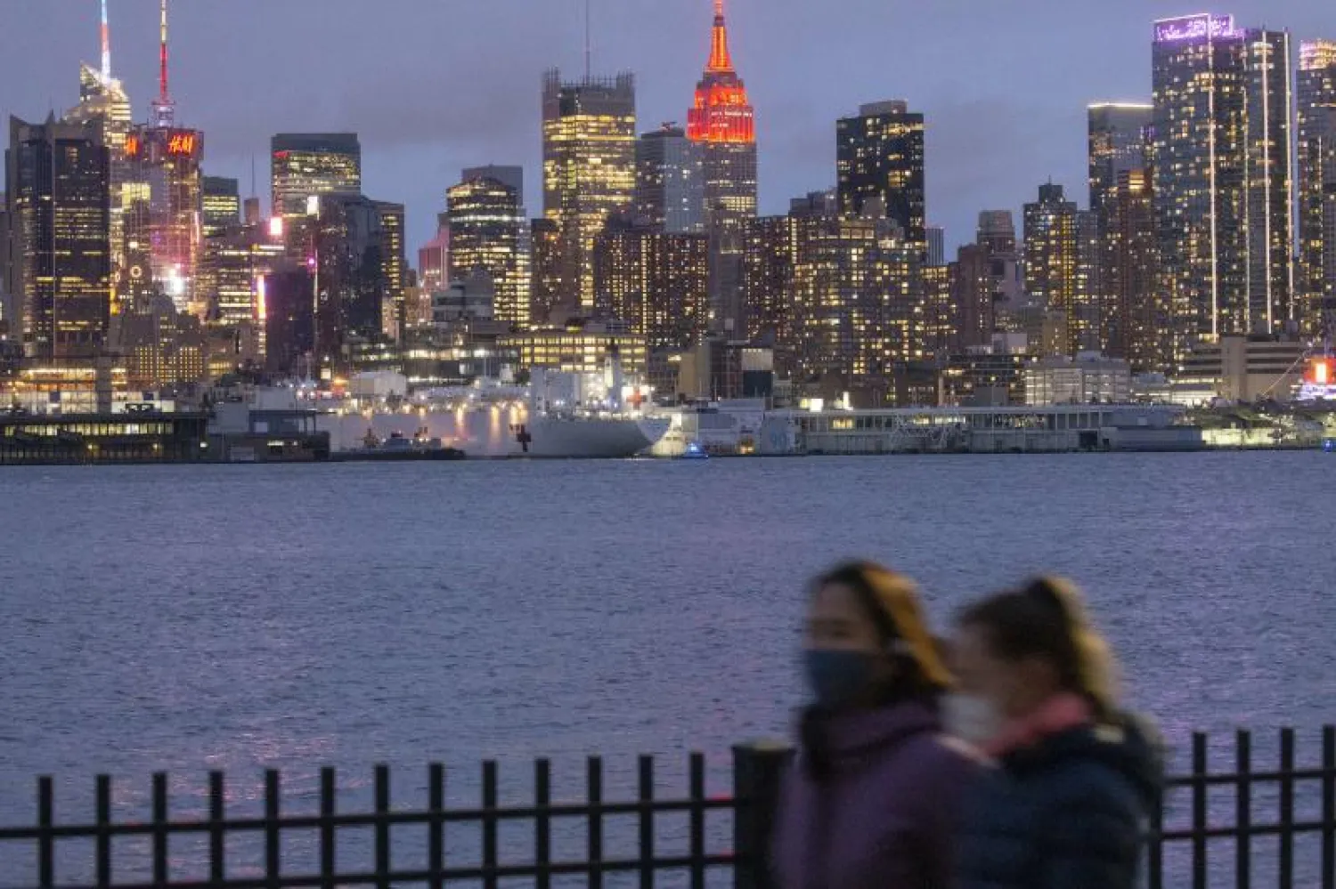سيدتان يرتديان الأقنعة الواقية في نيويورك (أ.ف.ب)