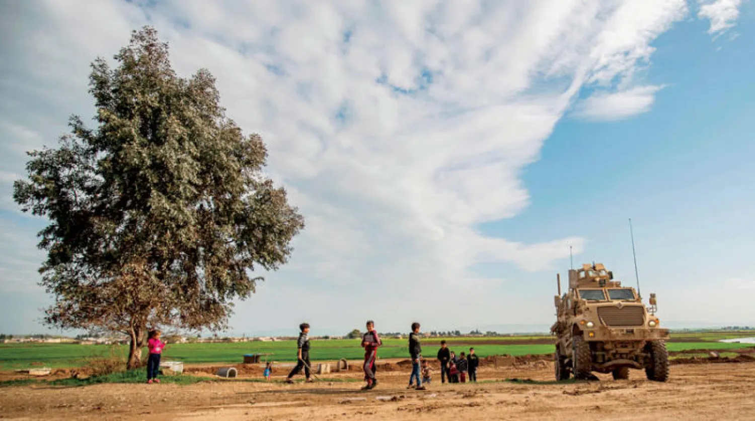 أطفال قرب مركبة عسكرية أميركية في الحسكة شمال شرقي سوريا (أ.ف.ب)