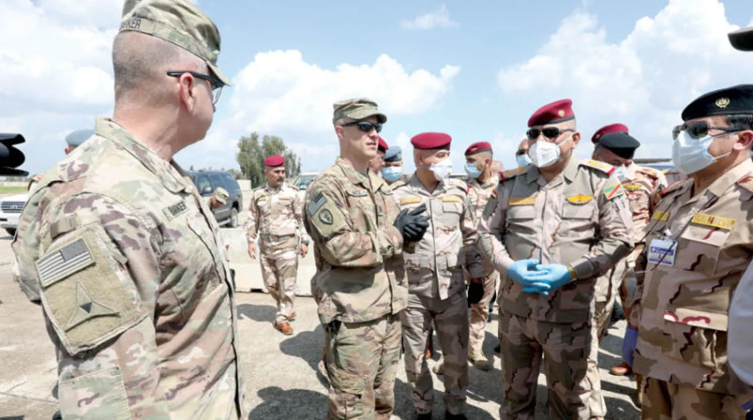 ضباط أميركيون وعراقيون في قاعدة «كيه 1» بكركوك قبل تسليمها للقوات العراقية السبت الماضي (رويترز)