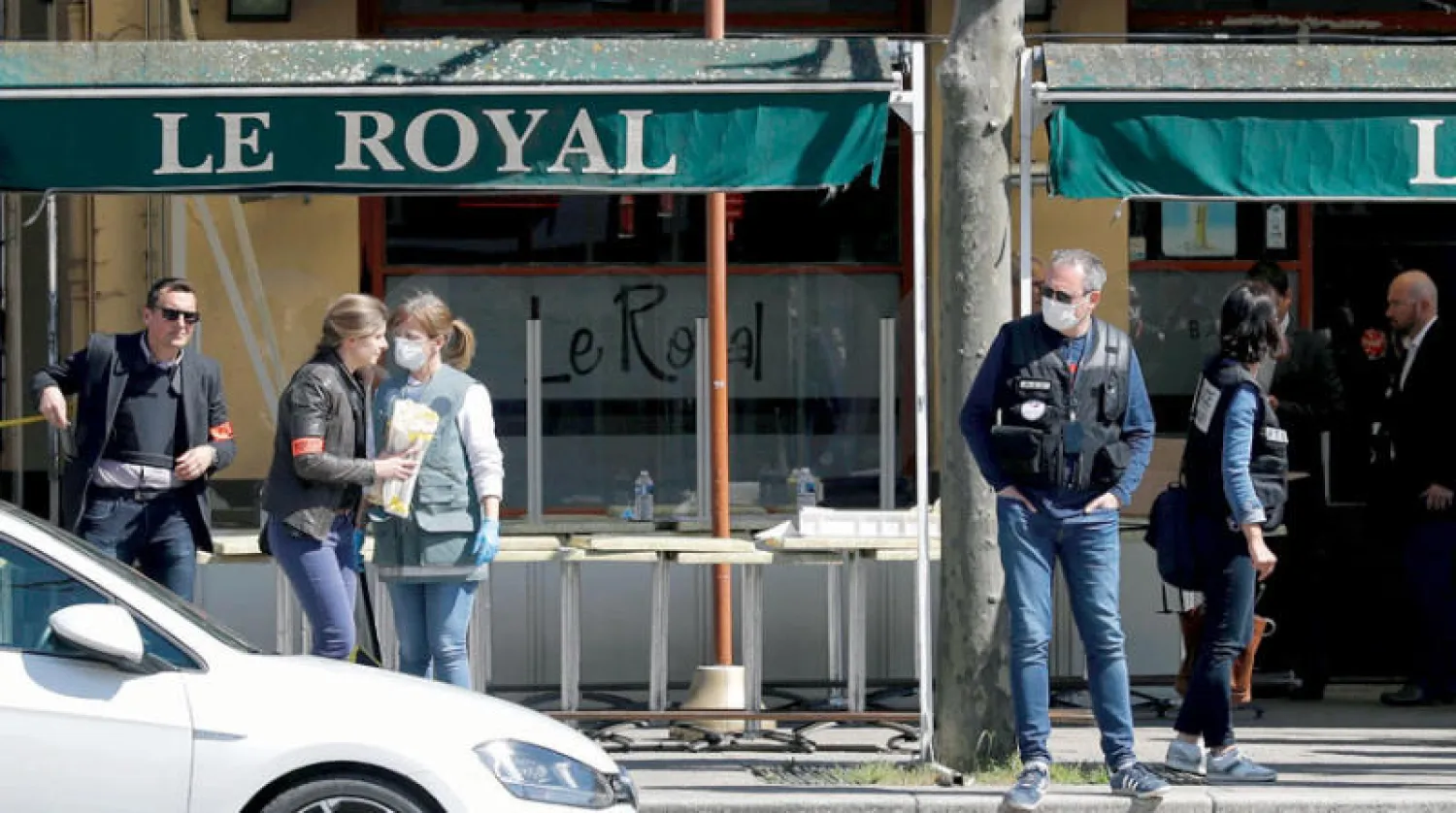 ضباط أمن يجمعون الأدلة الجنائية عقب وقوع حادث الطعن في رومان سور إيزير بجنوب شرقي فرنسا أمس (إ.ب.أ)