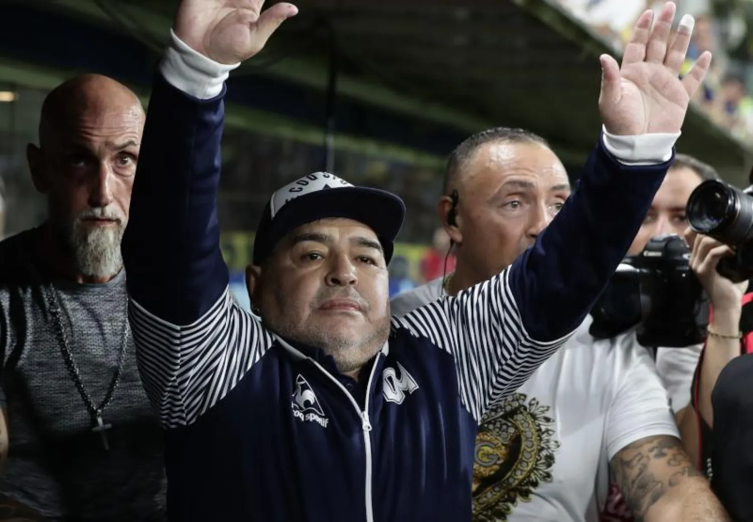 مارادونا خلال مباراة فريقه أمام بوكا جونيورز في الدوري الأرجنتيني الشهر الماضي (أ.ف.ب)