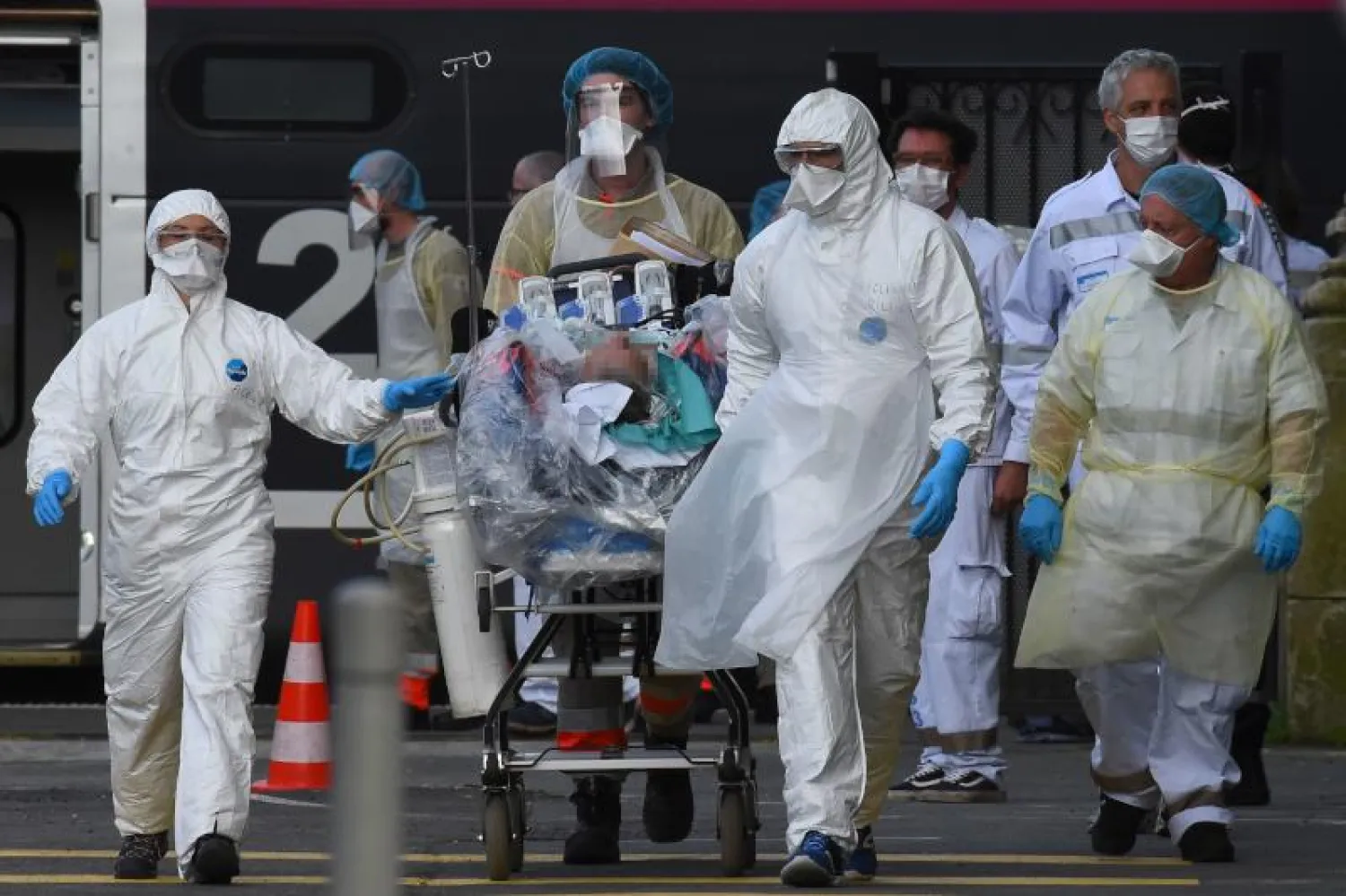 فريق طبي ينقل مصابا بفيروس كورونا لتلقي العلاج  في فرنسا (أ.ف.ب)