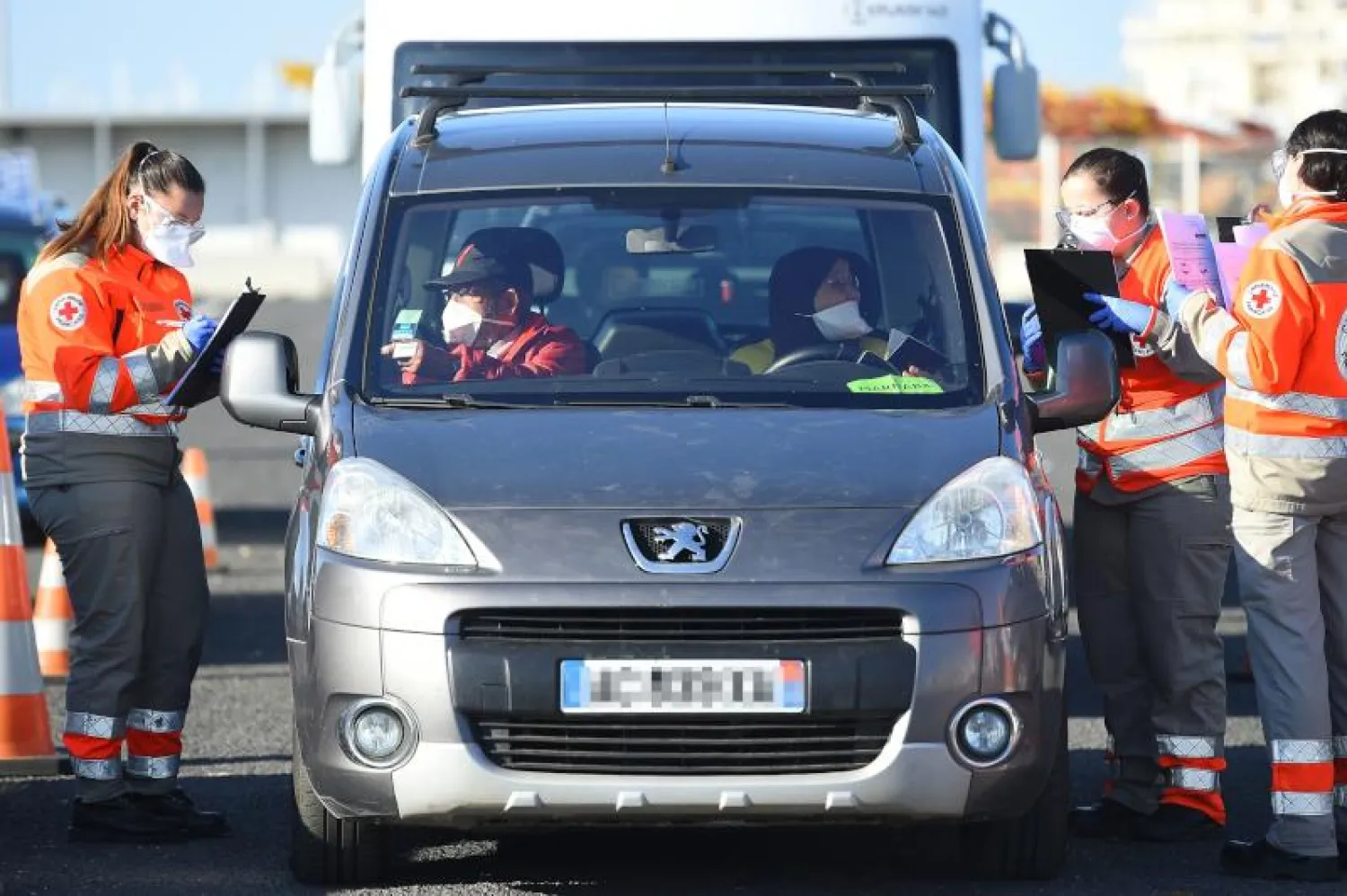 أعضاء من الصليب الأحمر يعملون في الحجر الصحي بالمغرب (أ.ف.ب)