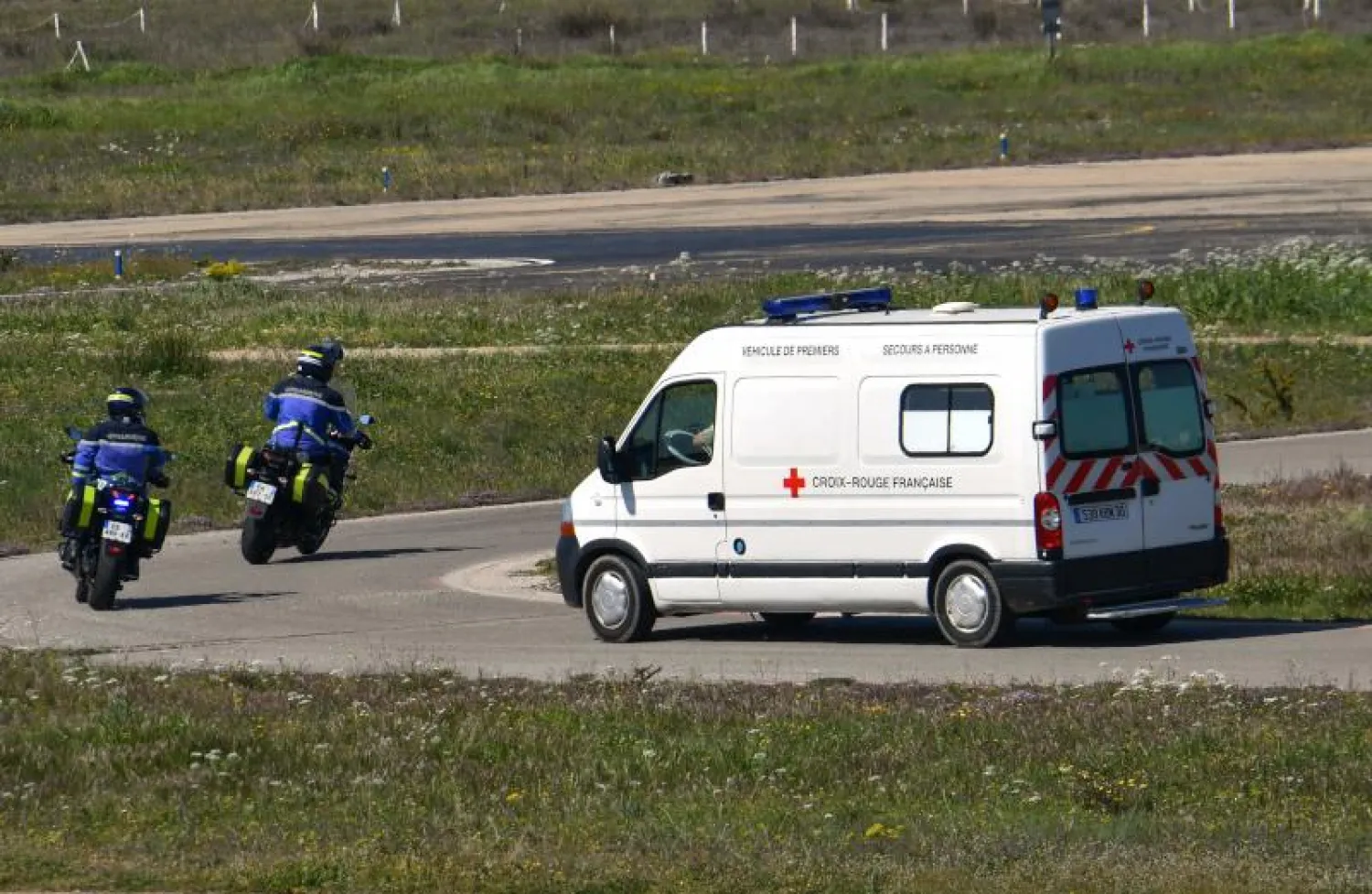 عربة إسعاف تحمل مريضاً بـ«كورونا» في فرنسا (أ.ف.ب)