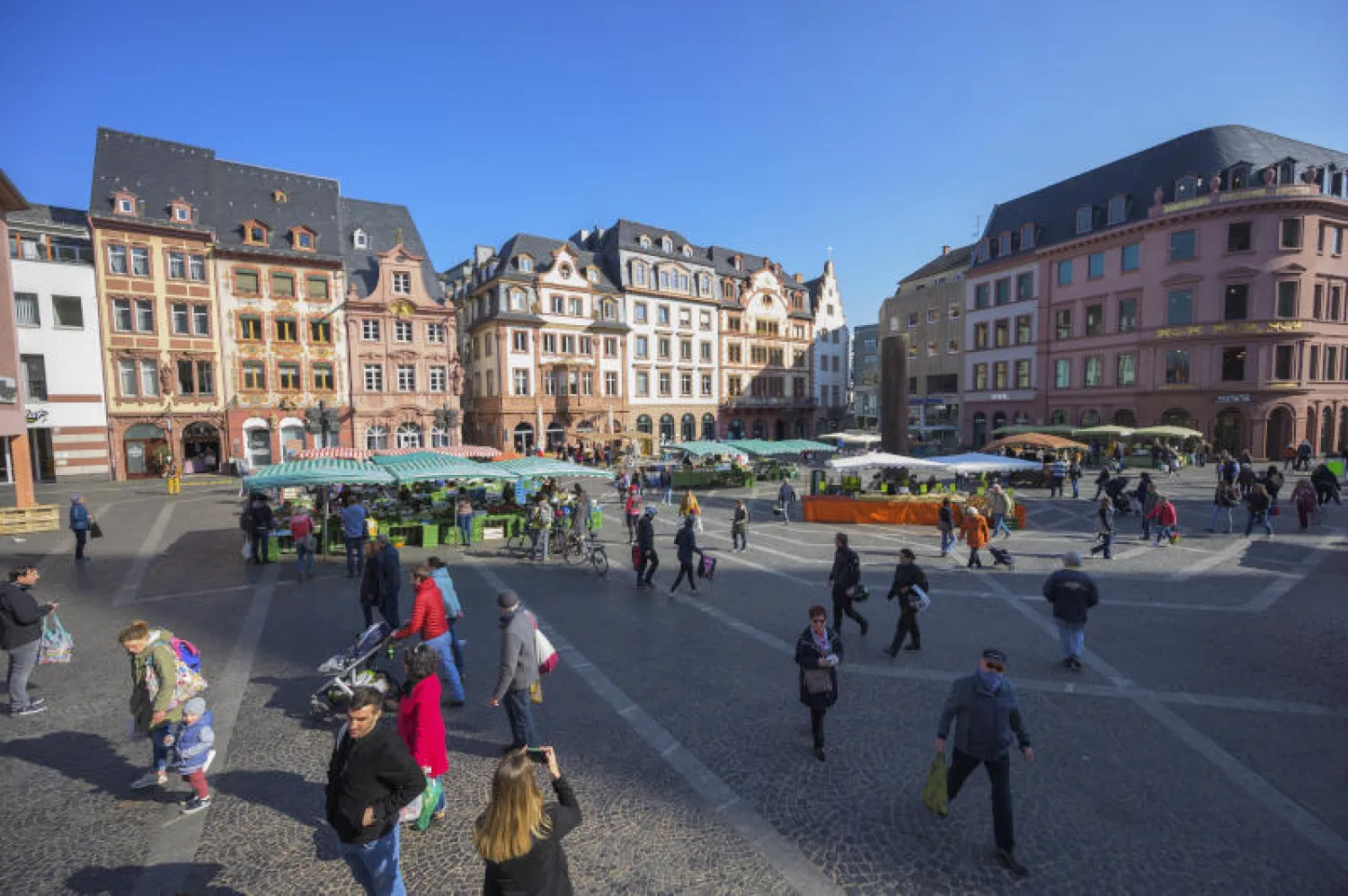 زبائن يلتزمون بالتباعد الاجتماعي في أحد الأسواق الألمانية لتجنب الإصابة (أ.ب)