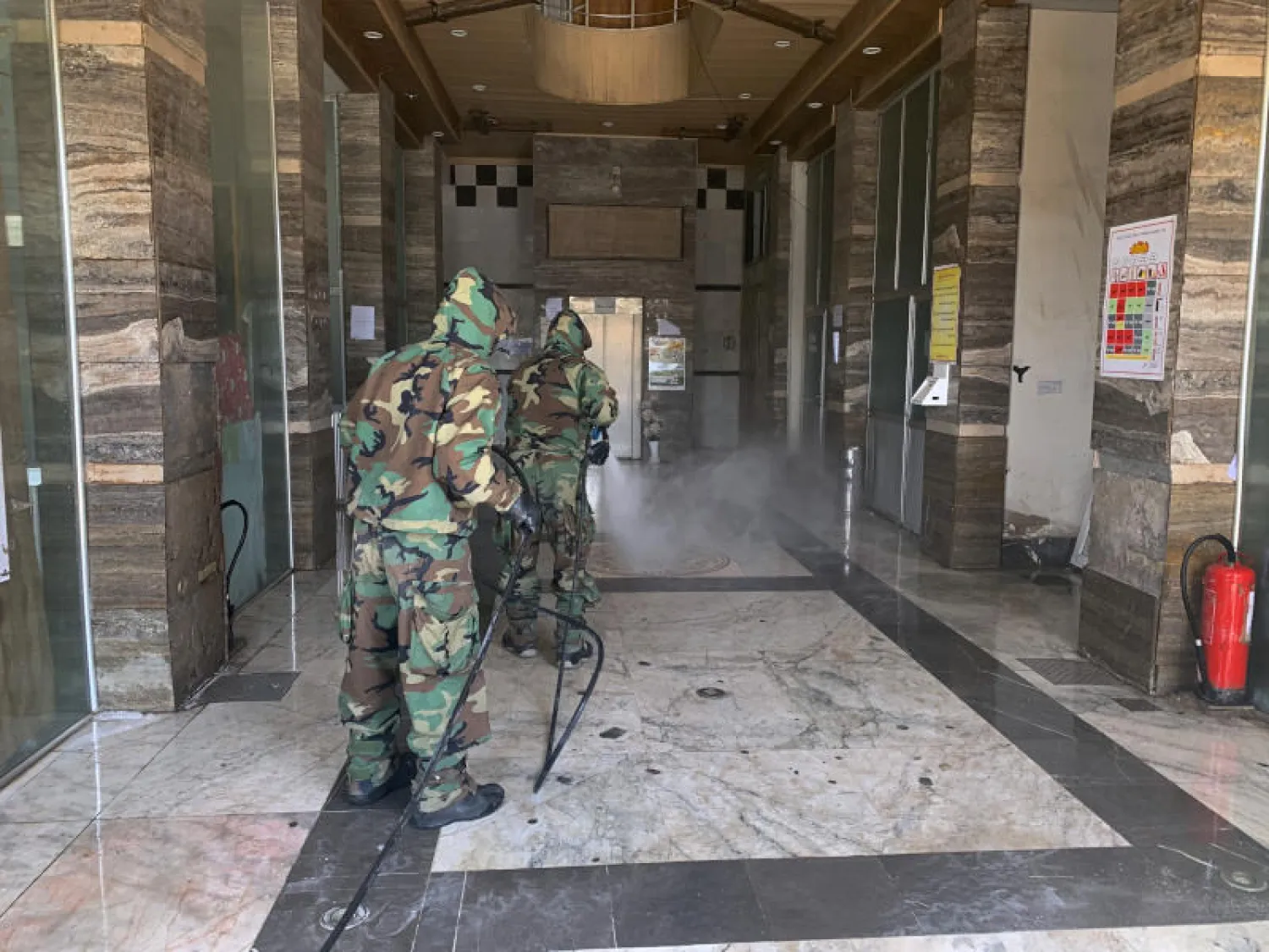 فيروس كورونا يتفش في العراق والمواجهات الأميركية- الإيرانية تهدده (أ.ب)